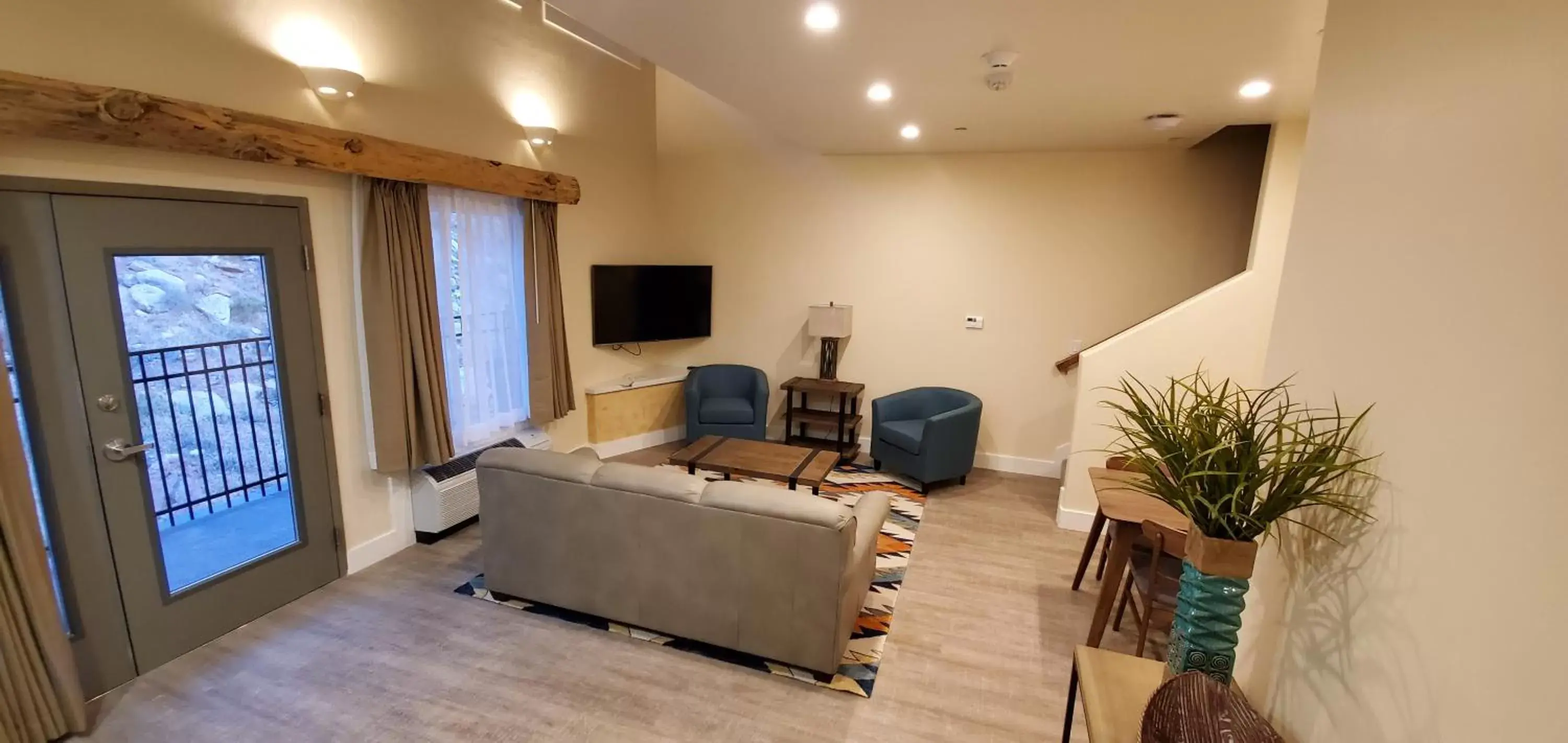 Communal lounge/ TV room in Bluff Dwellings Resort