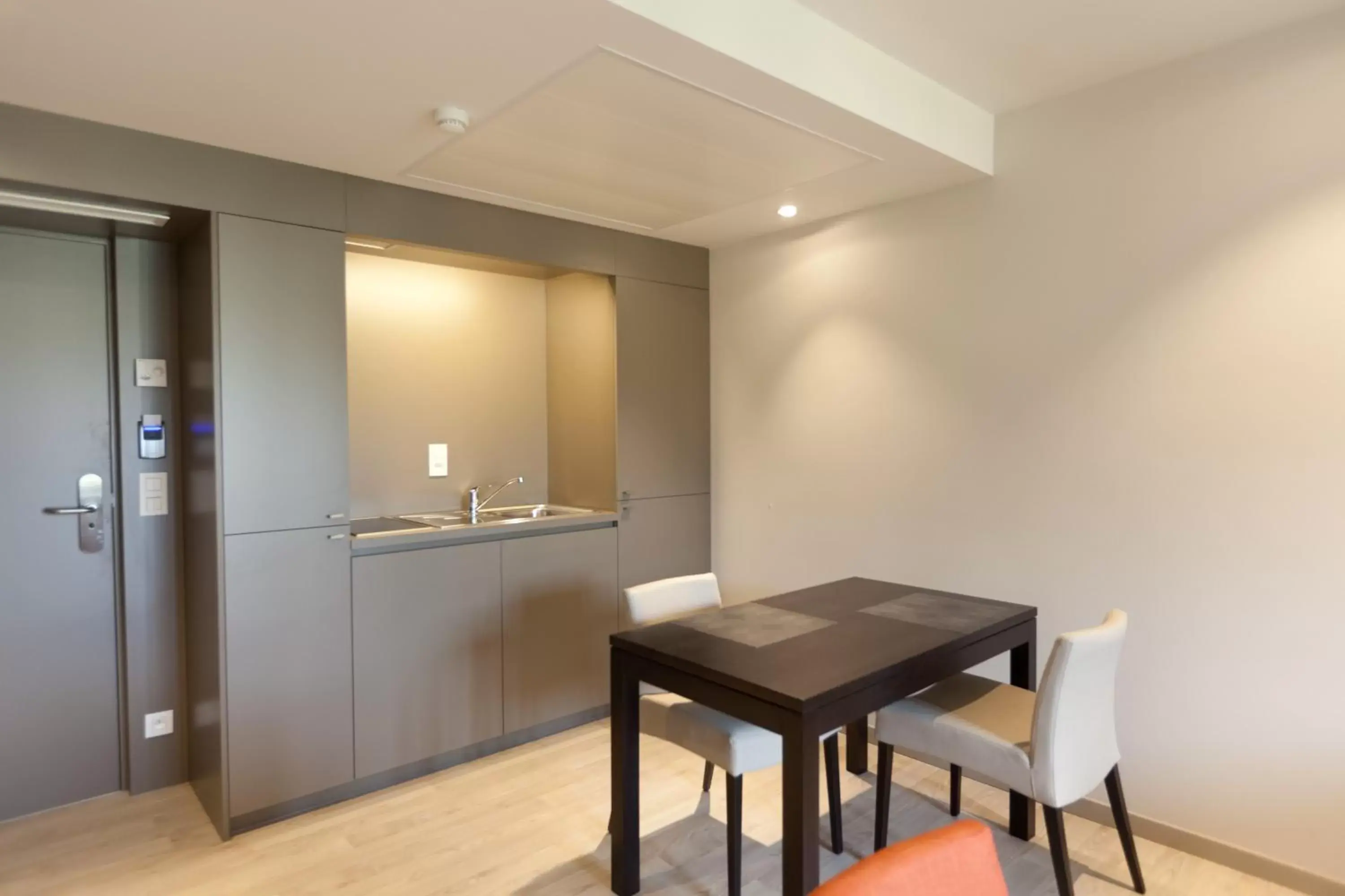 Kitchen or kitchenette, Dining Area in Castelnou Aparthotel