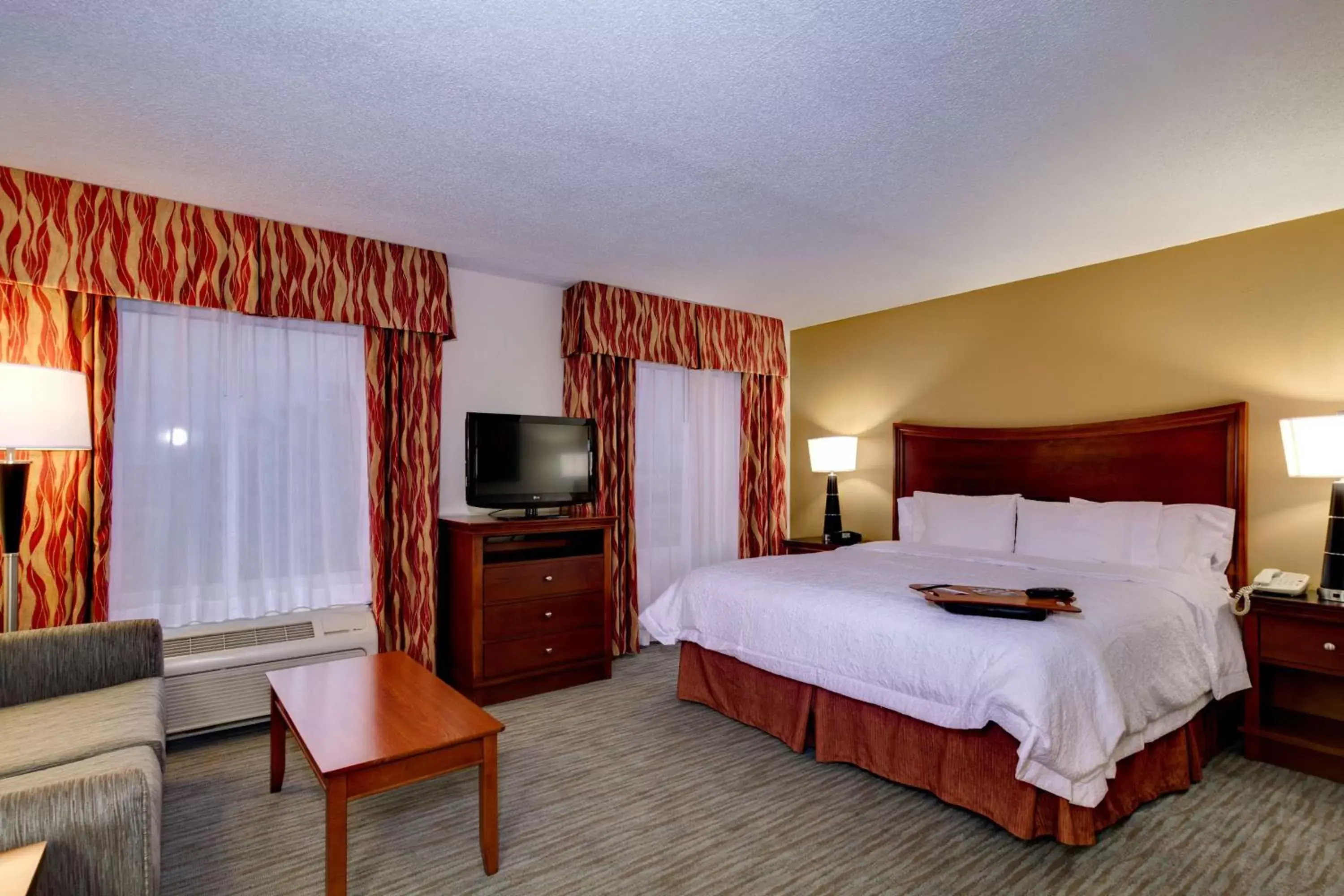 Bed in Hampton Inn & Suites Cape Coral / Fort Myers