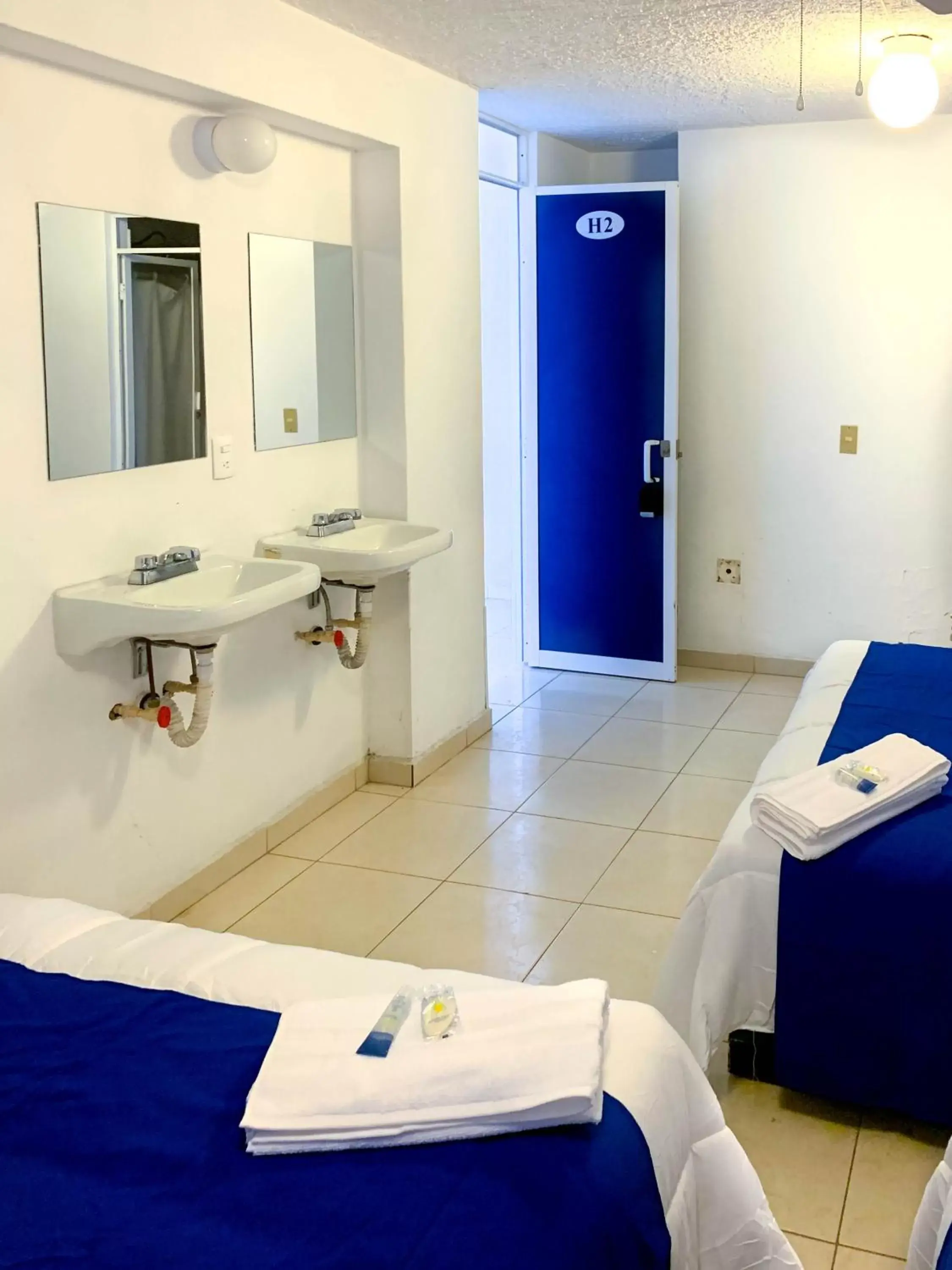 Photo of the whole room, Bathroom in La Casa del Expositor