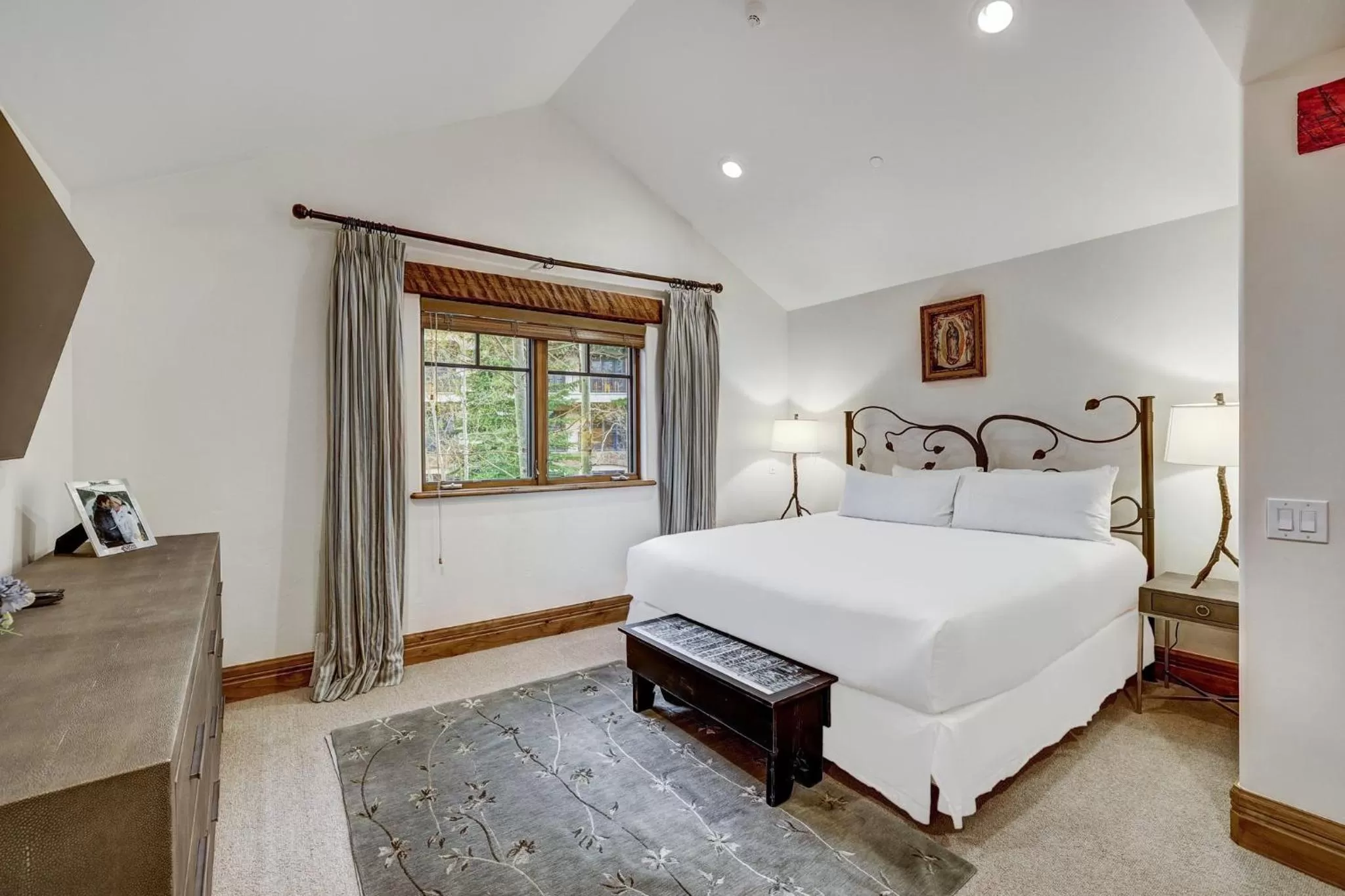 Photo of the whole room, Bed in The Arrabelle at Vail Square, a RockResort