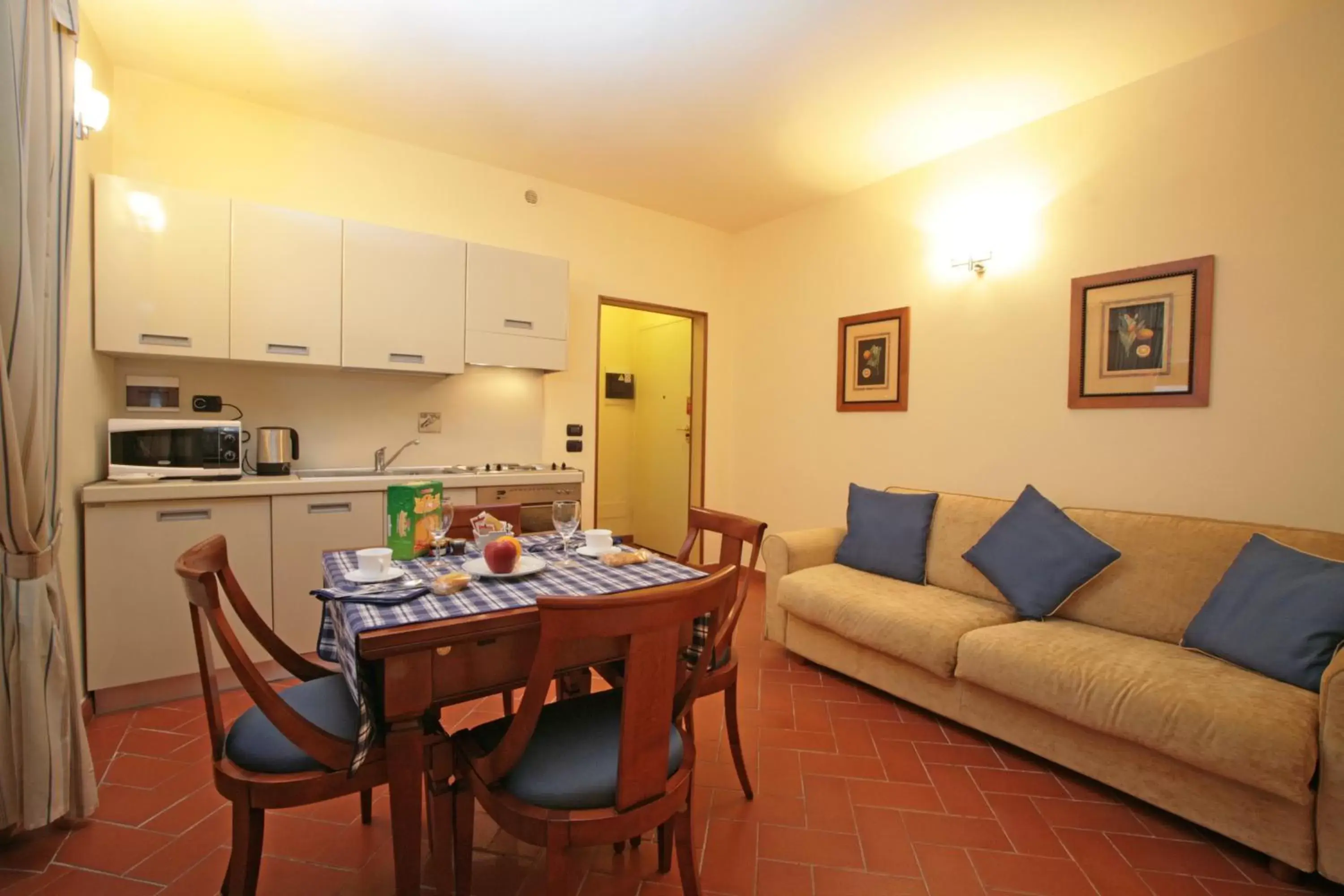Kitchen or kitchenette, Dining Area in Palazzo Gamba Apartments al Duomo