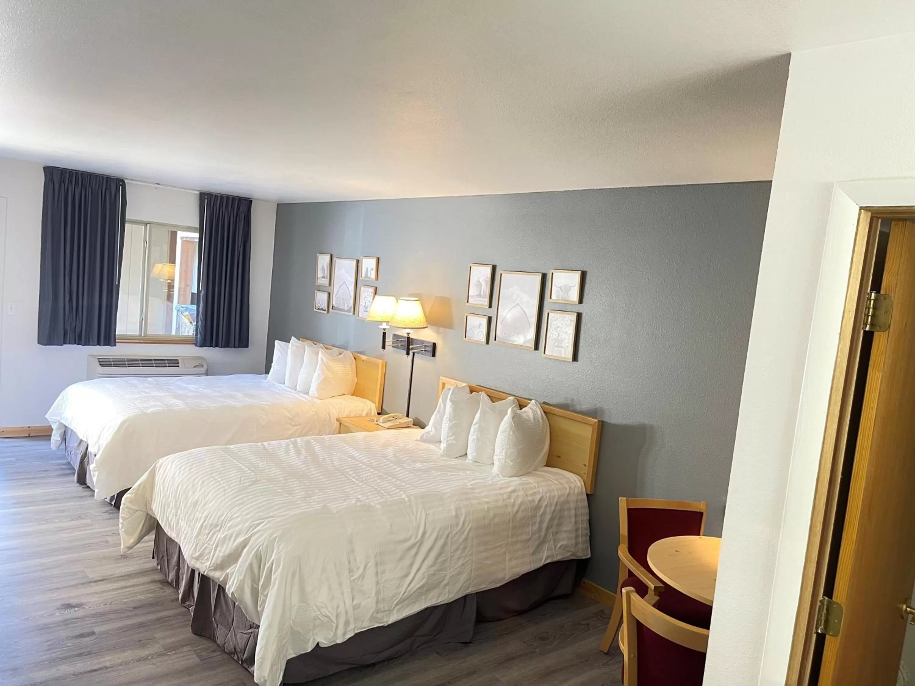 Photo of the whole room, Bed in Moose Creek Lodge & Suites