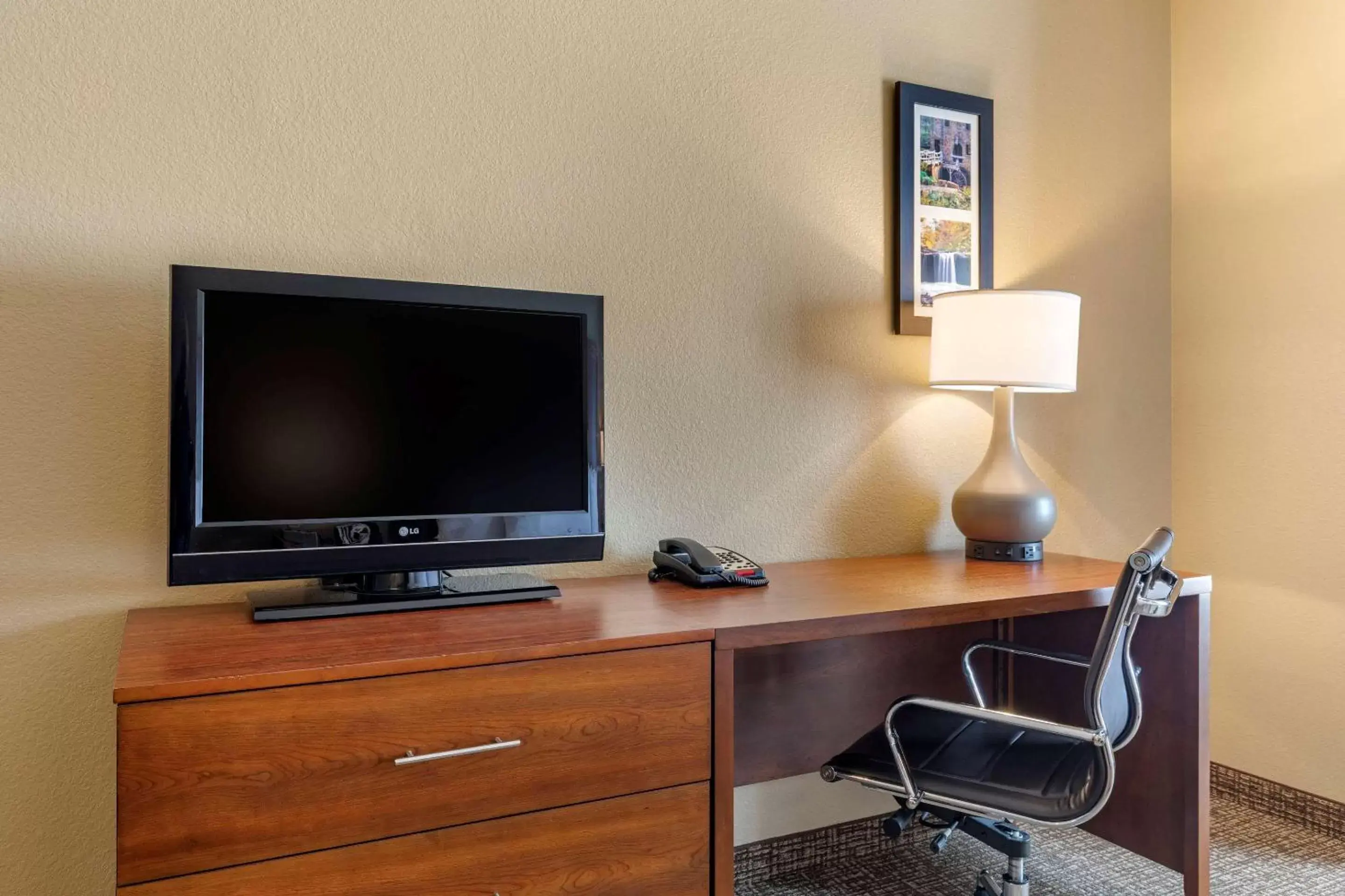 Photo of the whole room, TV/Entertainment Center in Comfort Inn & Suites Russellville I-40