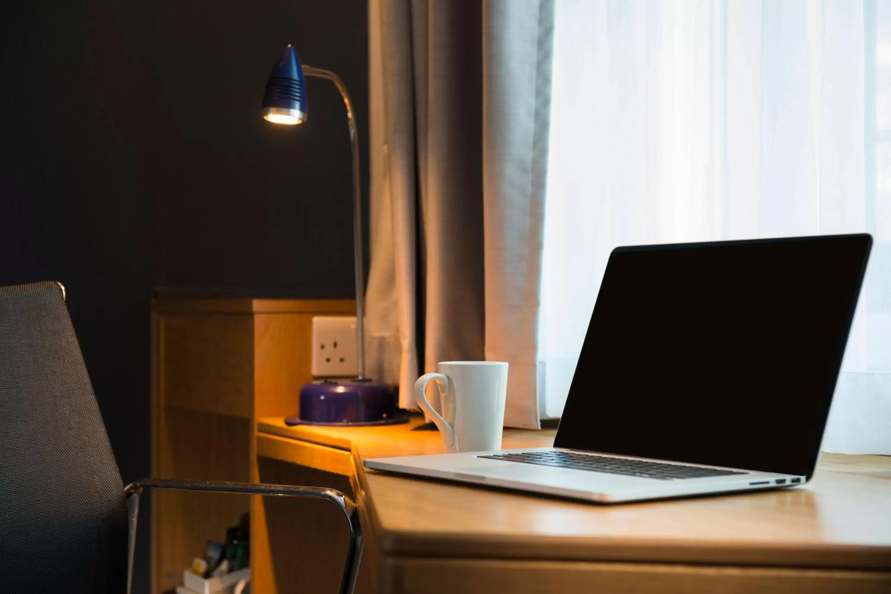 Bedroom, TV/Entertainment Center in Holiday Inn Express Swansea East, an IHG Hotel