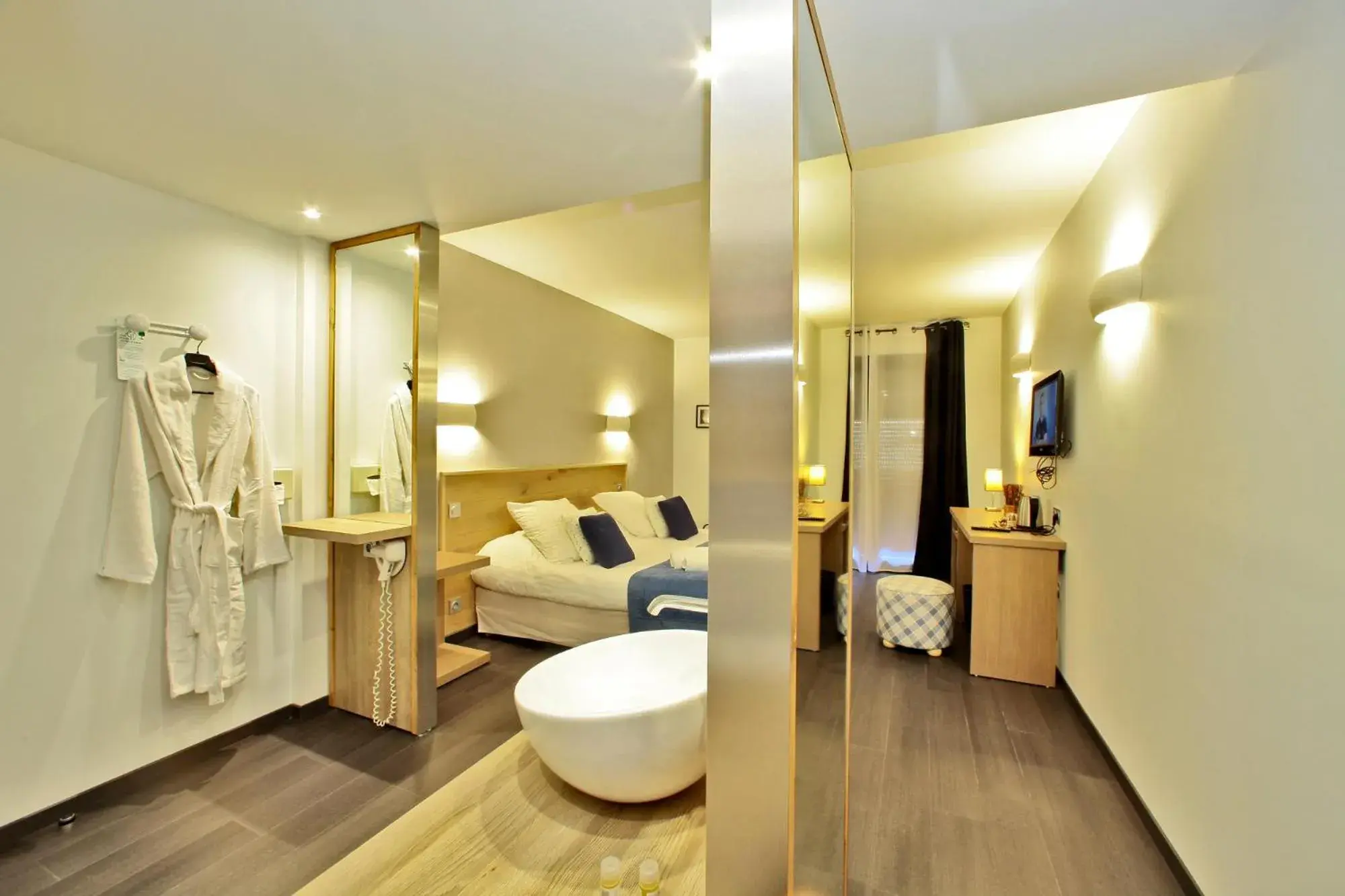 Photo of the whole room, Bathroom in Hotel de Compostelle