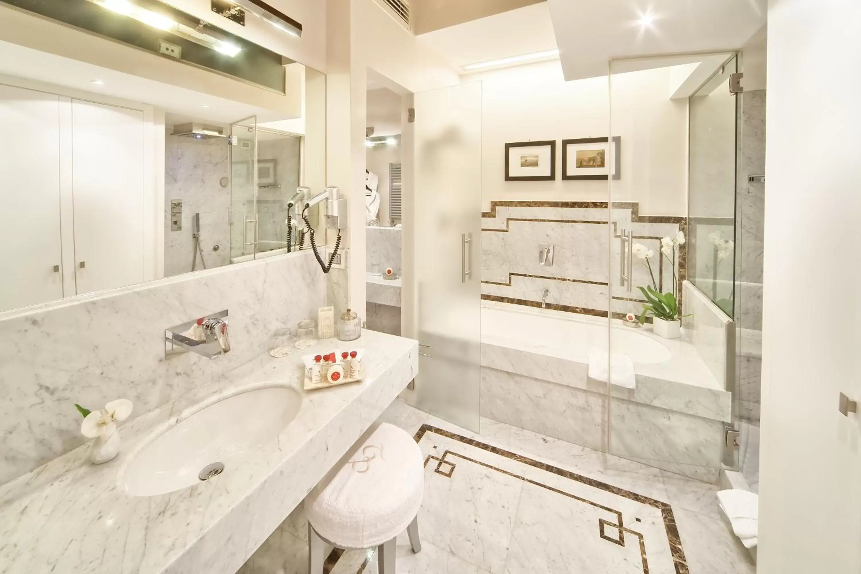 Bathroom in Trevi Palace Luxury Inn