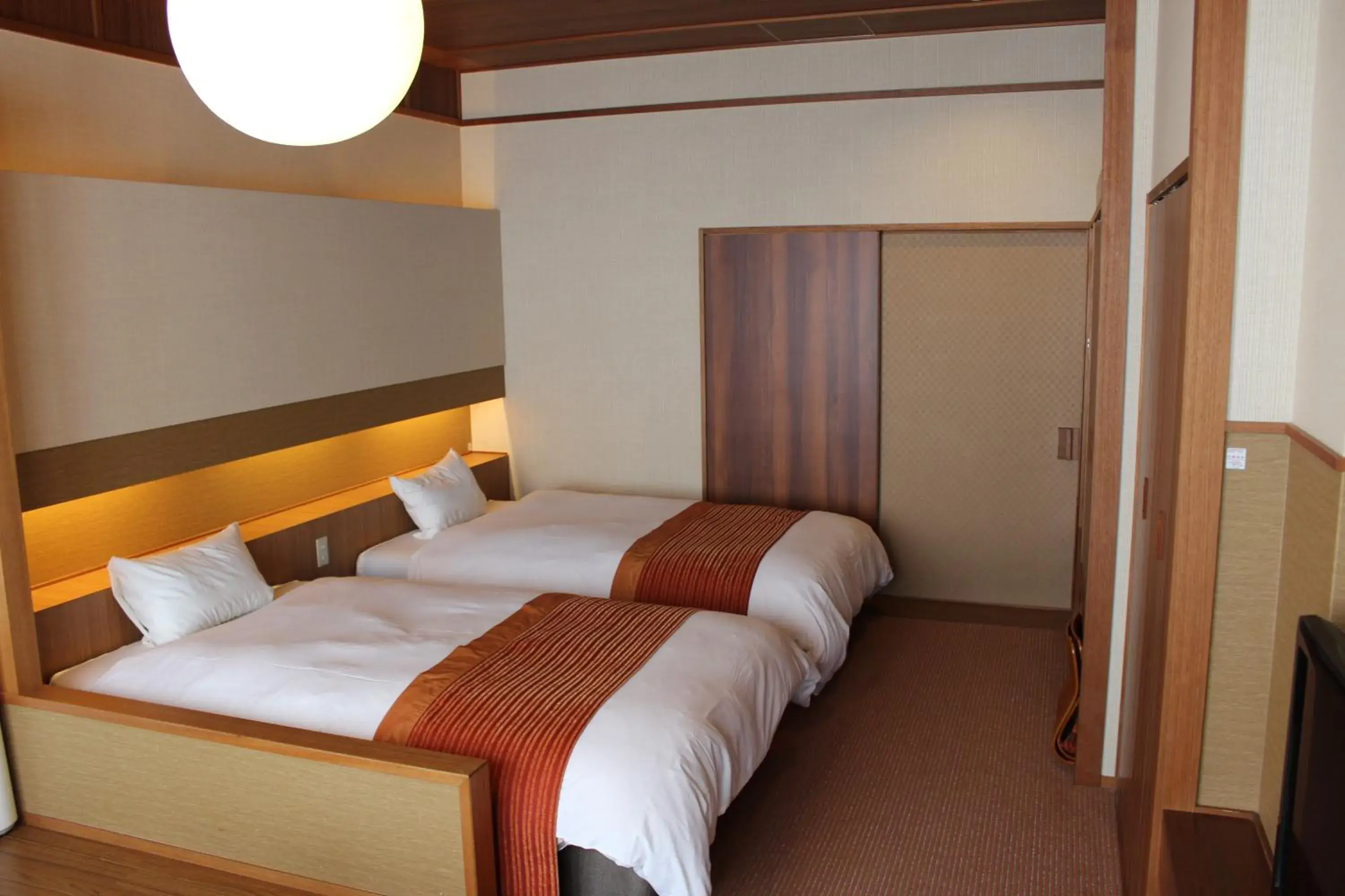 Toilet, Bed in Ogoto Onsen Yunoyado Komolebi Ryokan