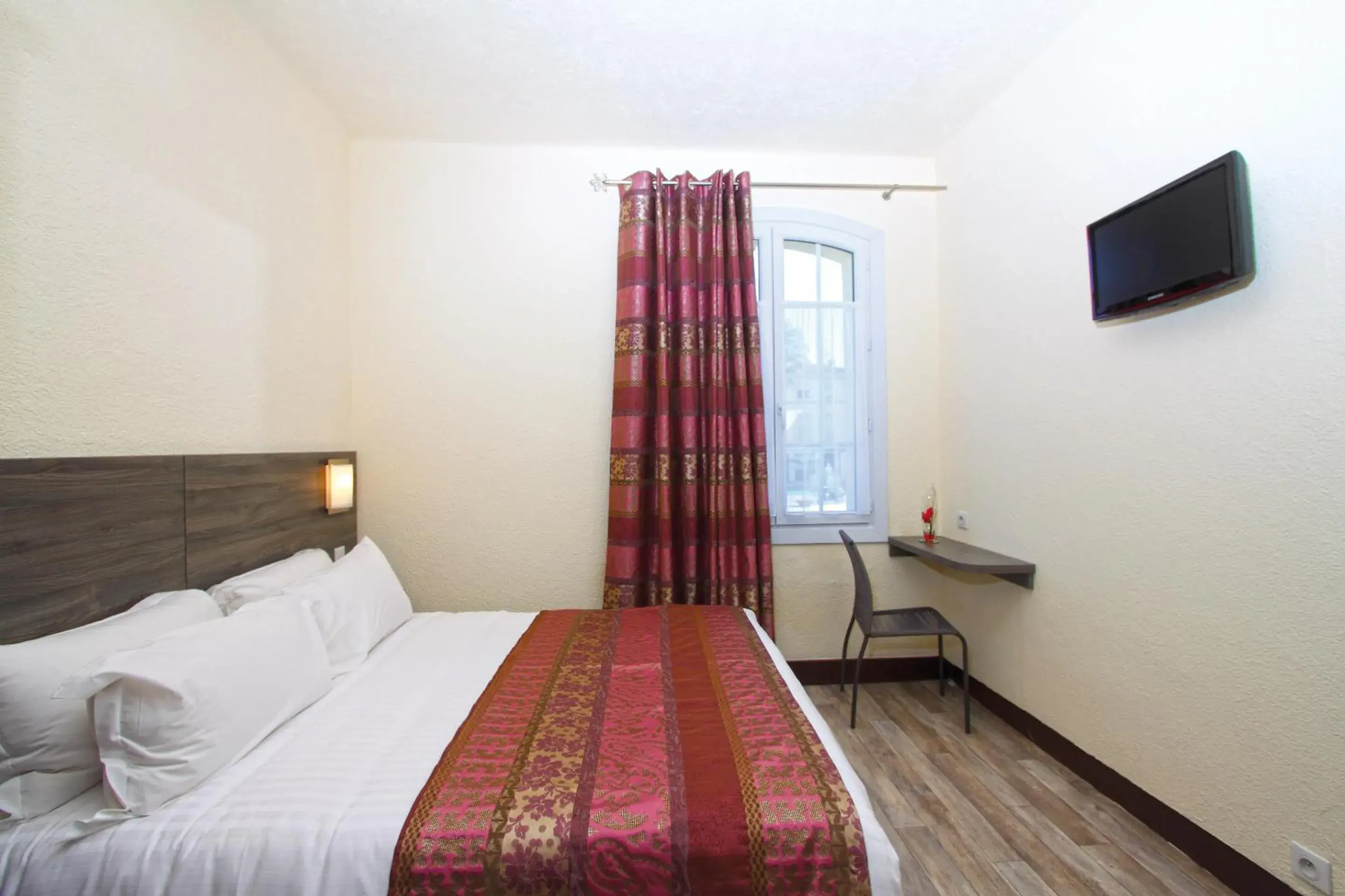 Photo of the whole room, Bed in Hotel Le 21 Photo of the whole room, Bed in Hotel Le 21