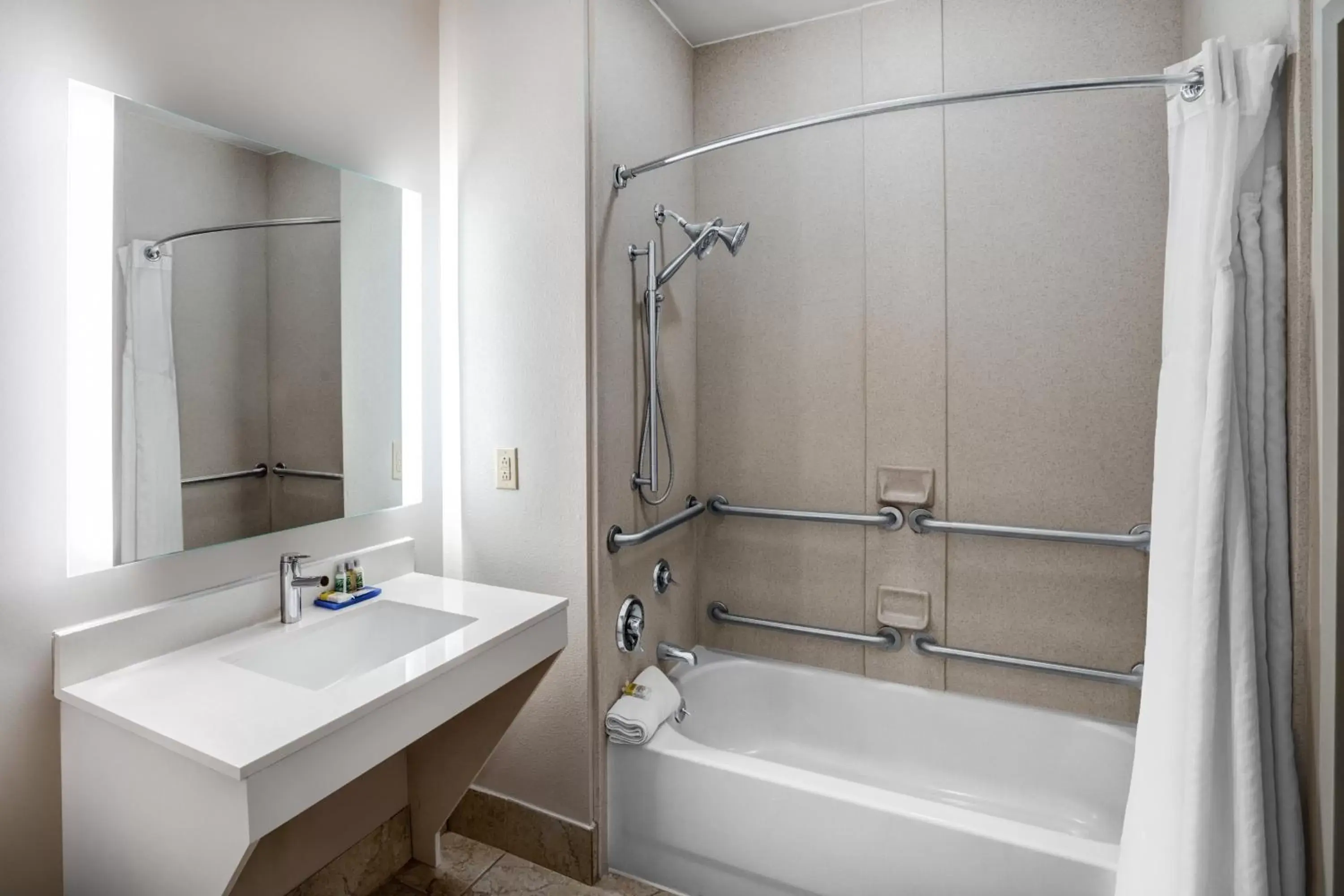 Photo of the whole room, Bathroom in Holiday Inn Express Hotel Winona North, an IHG Hotel