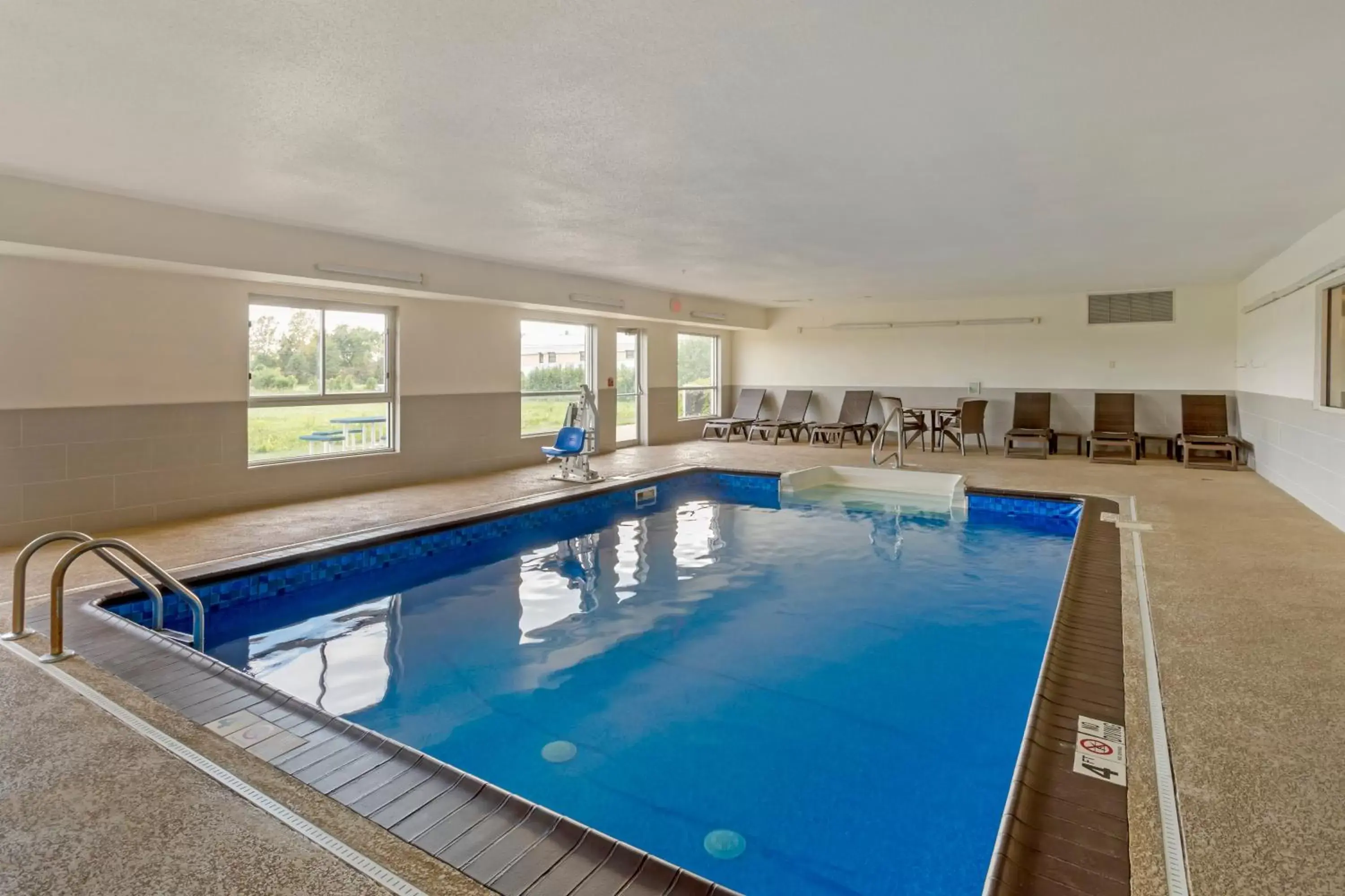 Pool view, Swimming Pool in Comfort Inn Hobart - Merrillville