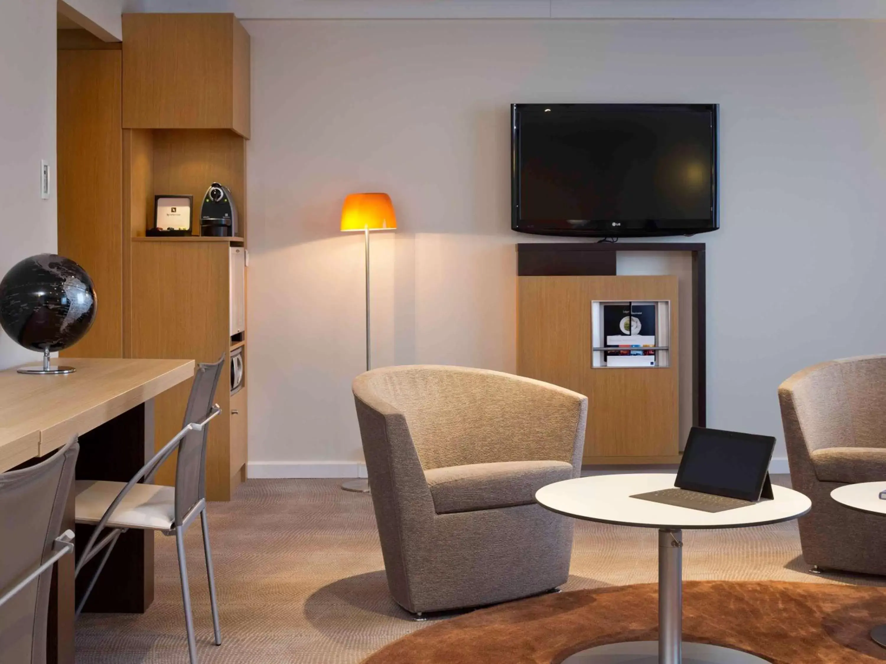 Photo of the whole room, TV/Entertainment Center in Novotel Paris Roissy CDG Convention