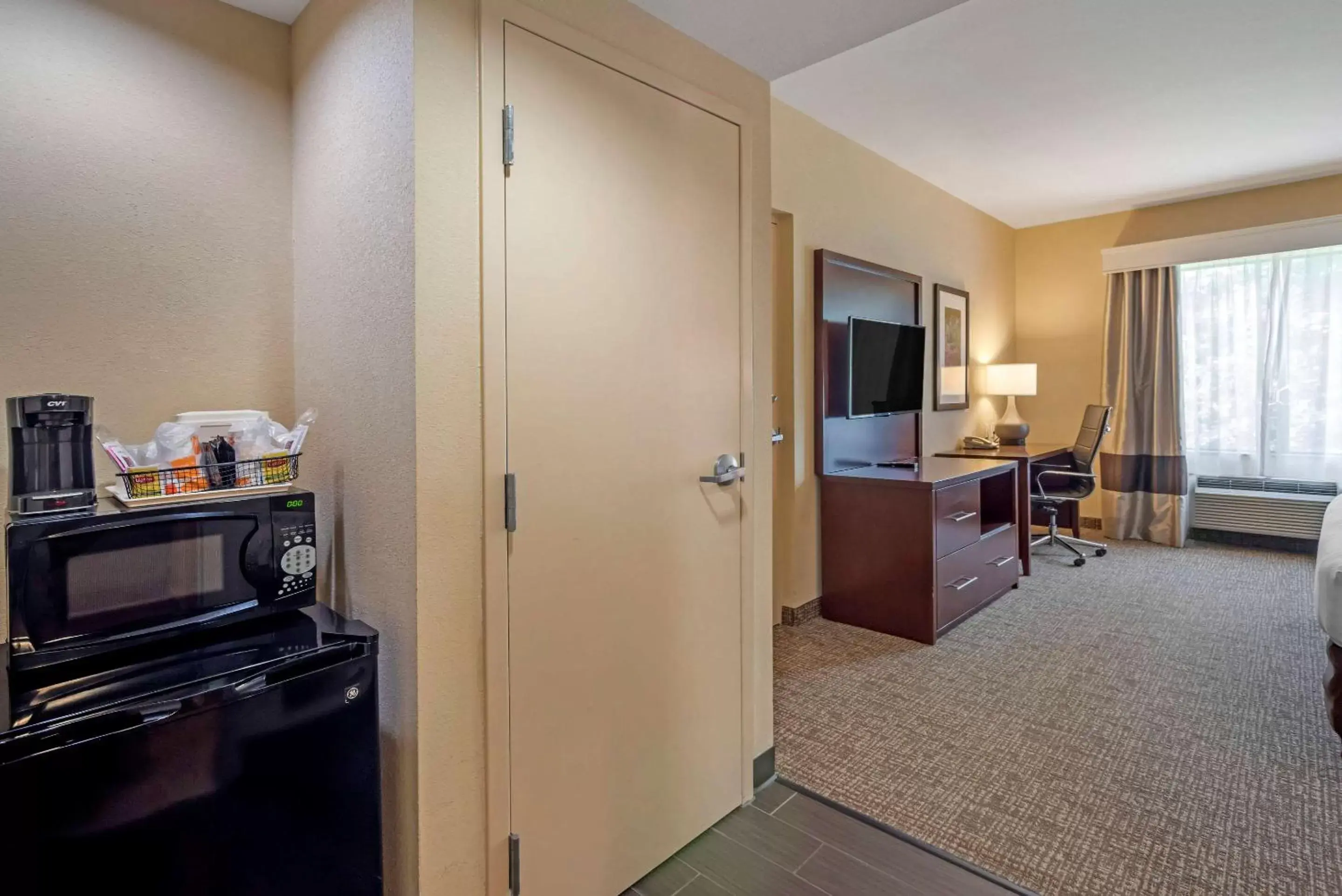 Photo of the whole room, TV/Entertainment Center in Comfort Suites Fredericksburg North