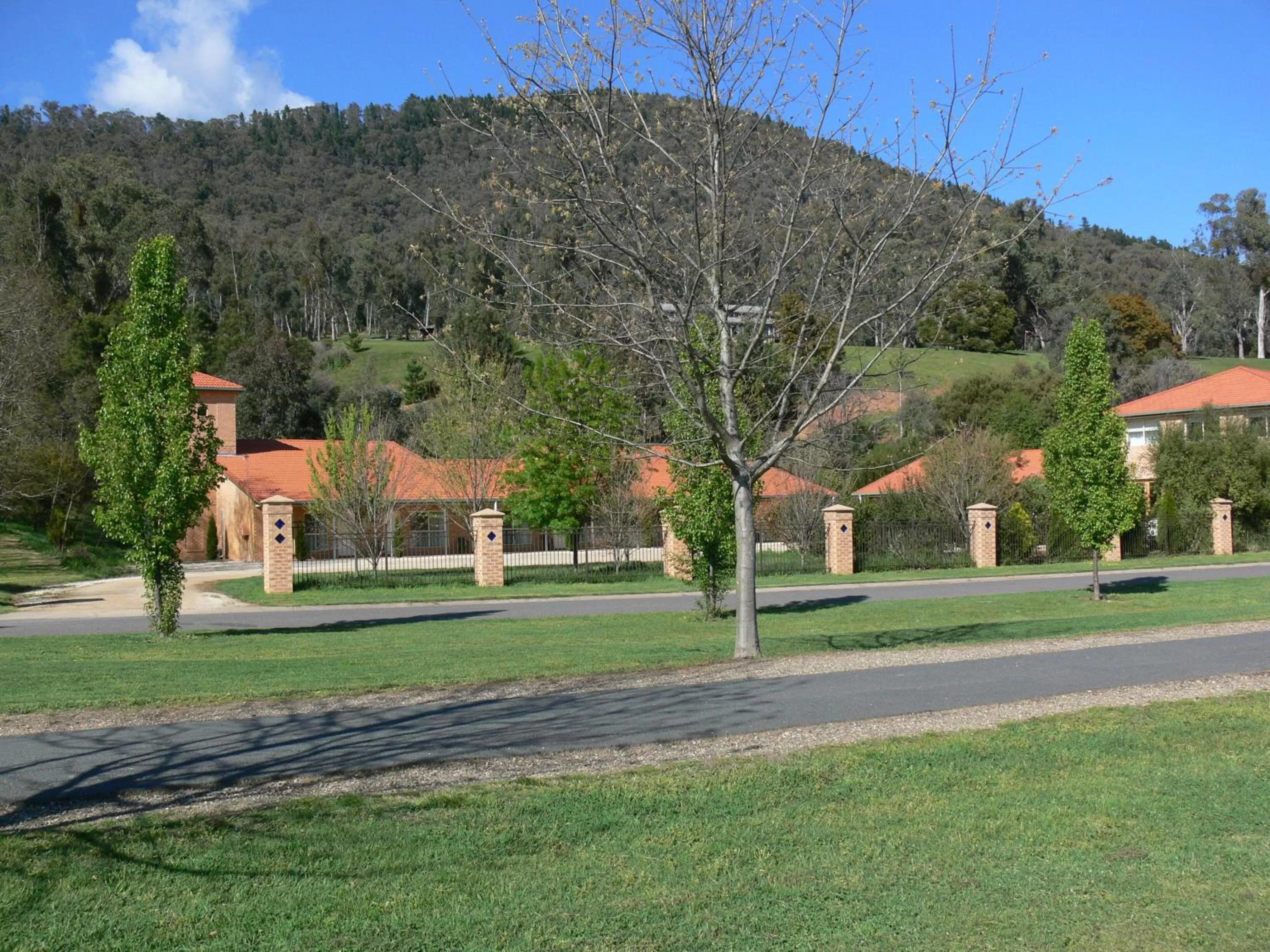 Facade/entrance in Bright on Track