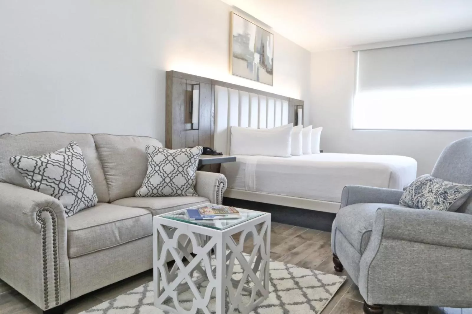 Living room, Bed in San Juan Airport Hotel