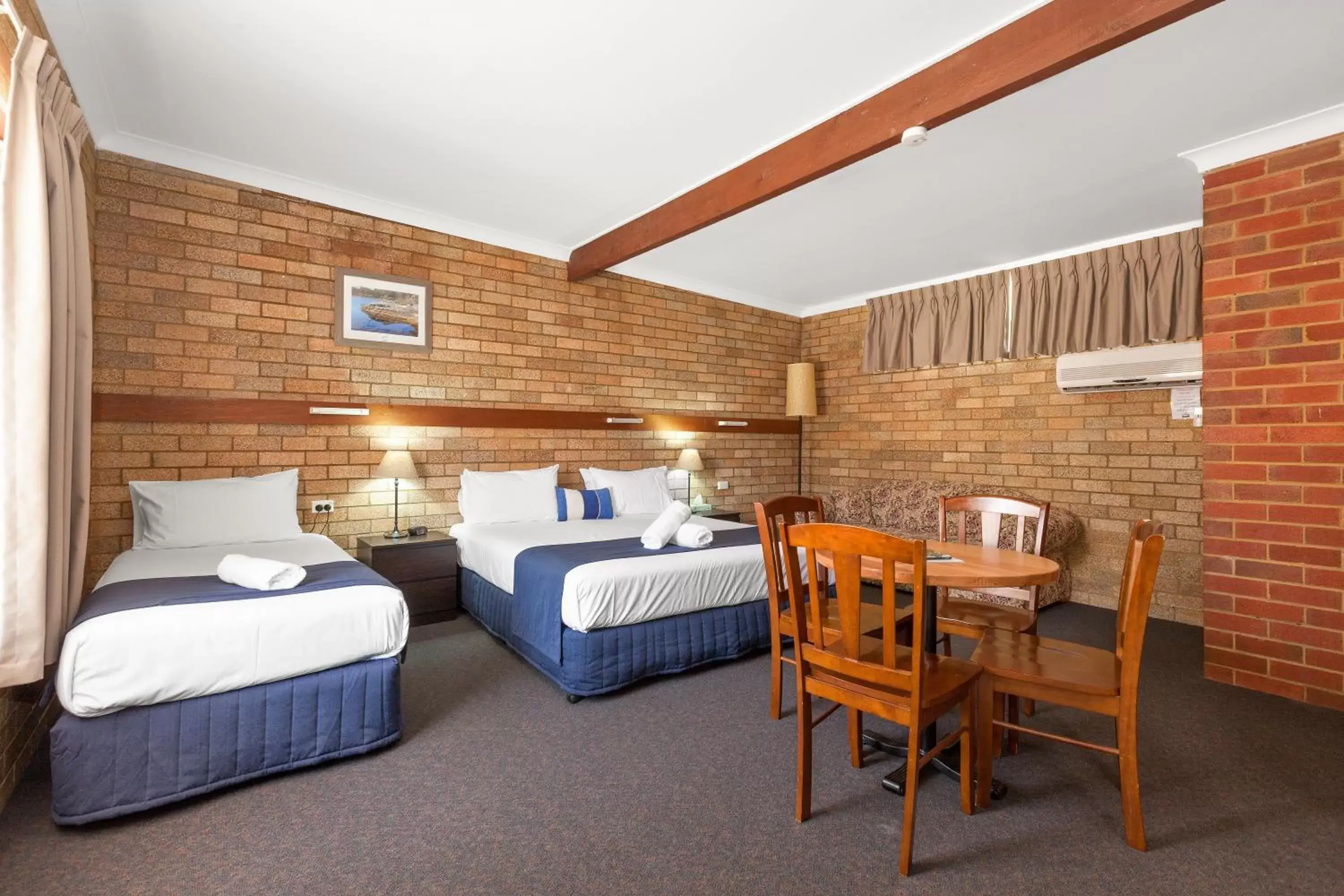 Photo of the whole room, Bed in Gulgong Motel