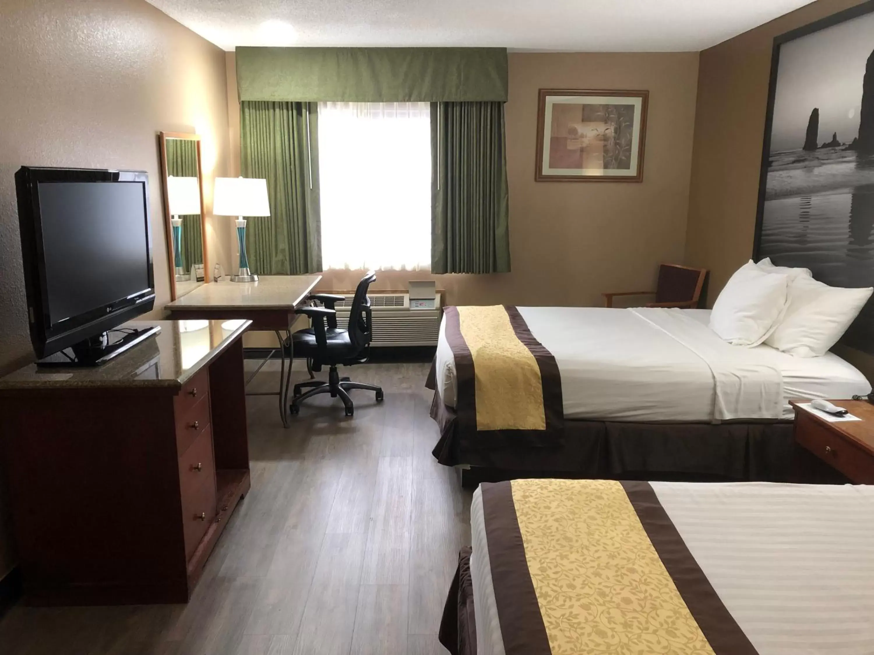 Photo of the whole room, Bed in Super 8 by Wyndham Baker City