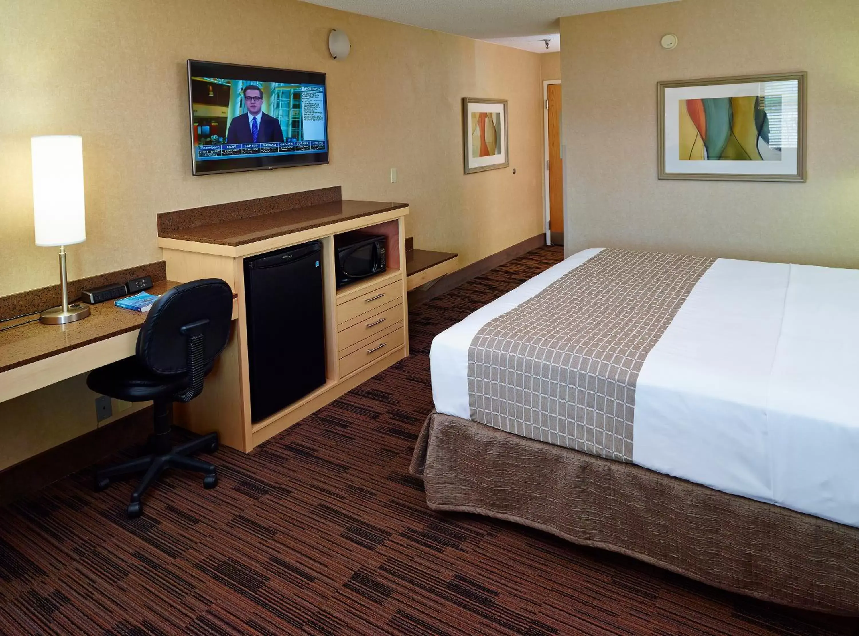Photo of the whole room, TV/Entertainment Center in LivINN Hotel Cincinnati North/ Sharonville