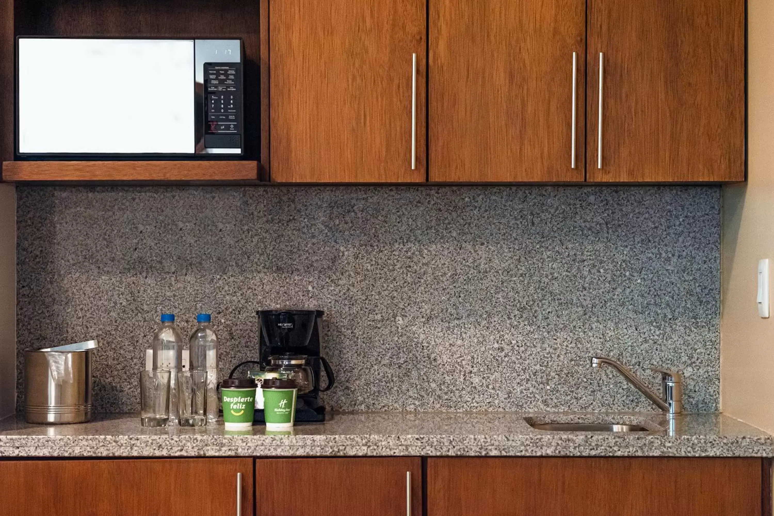 minibar, Kitchen/Kitchenette in Holiday Inn Guayaquil Airport, an IHG Hotel