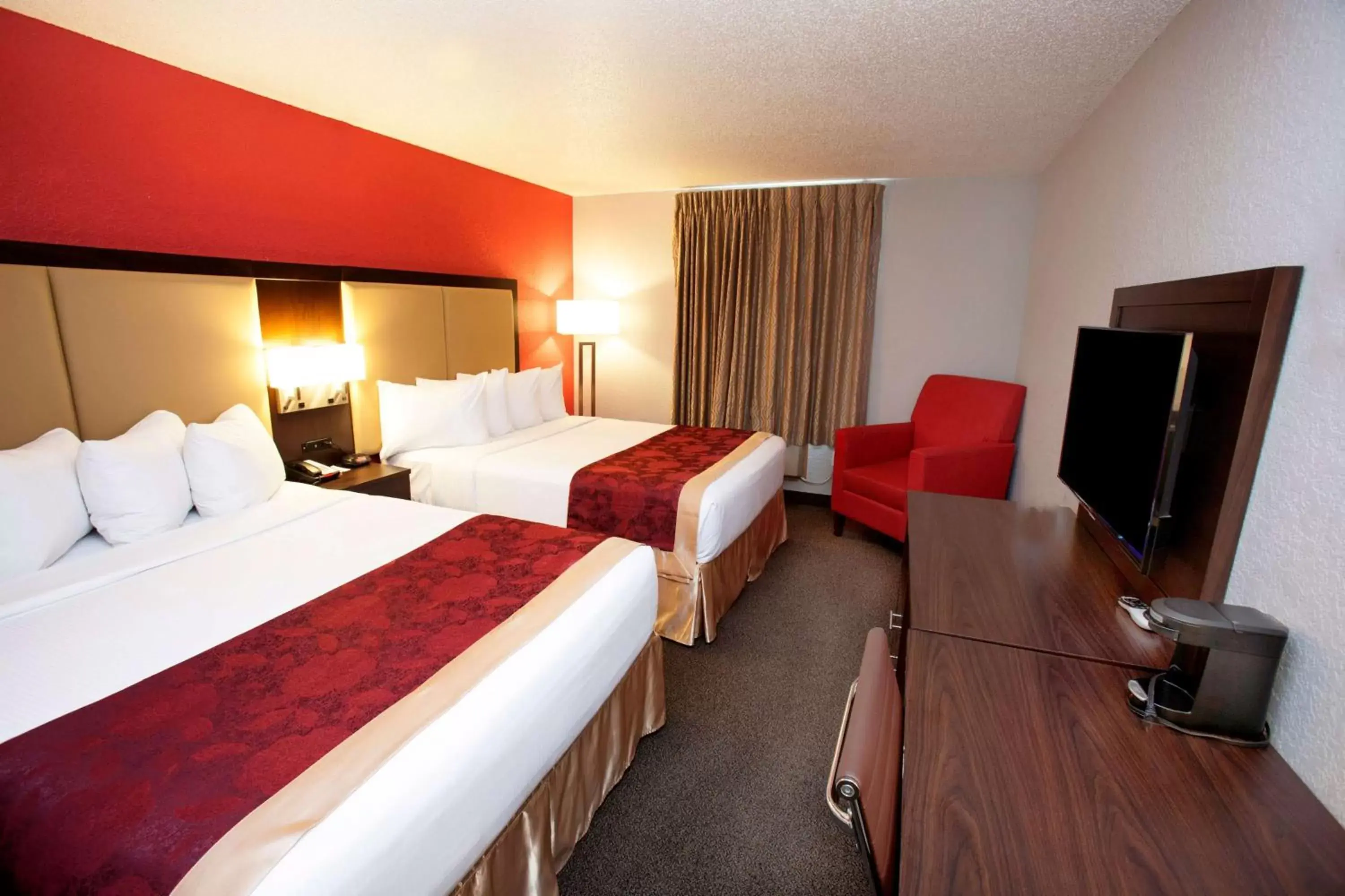 Photo of the whole room, Bed in Ramada by Wyndham Keystone Near Mt Rushmore