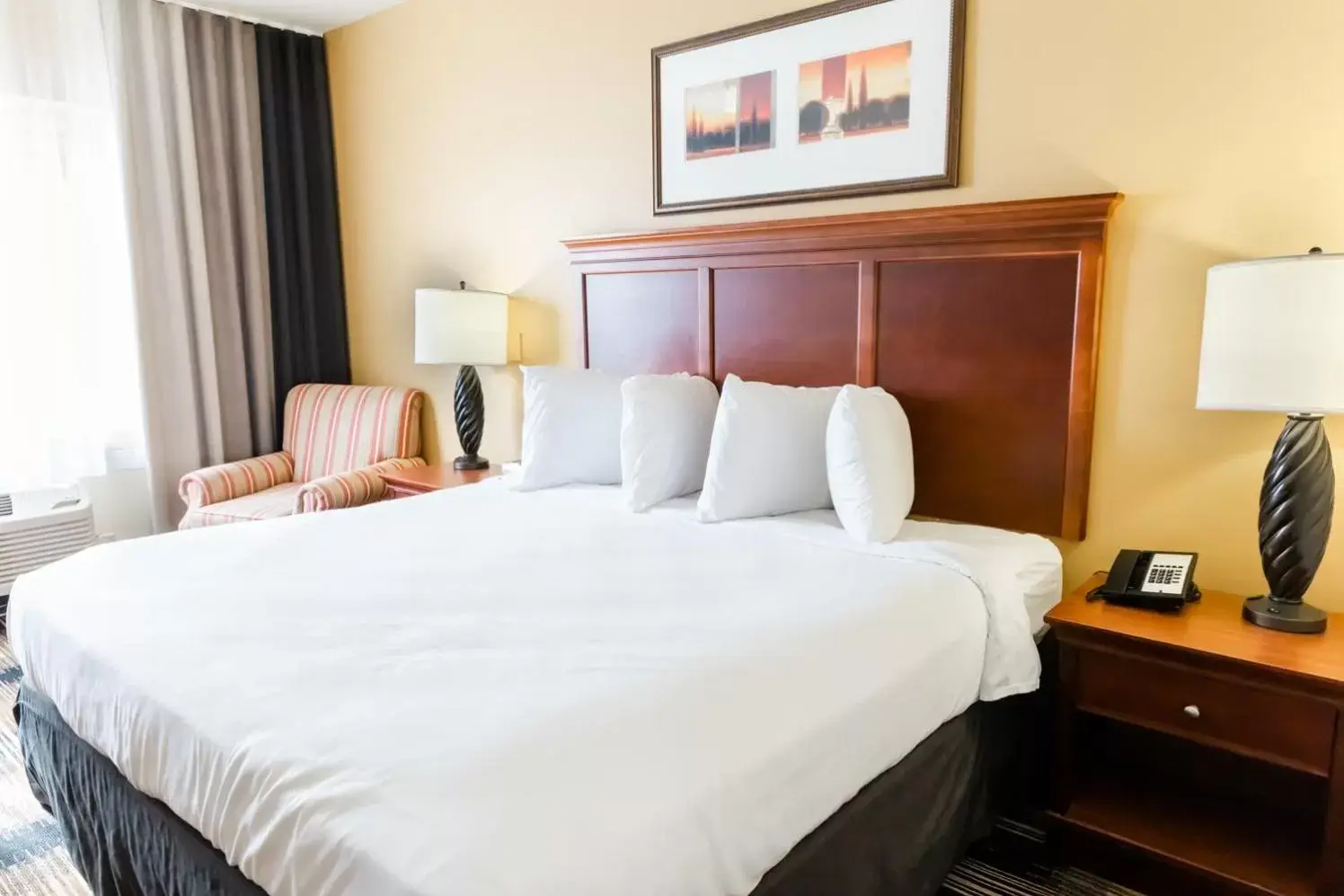 Bed in Country Inn & Suites by Radisson, Helen, GA