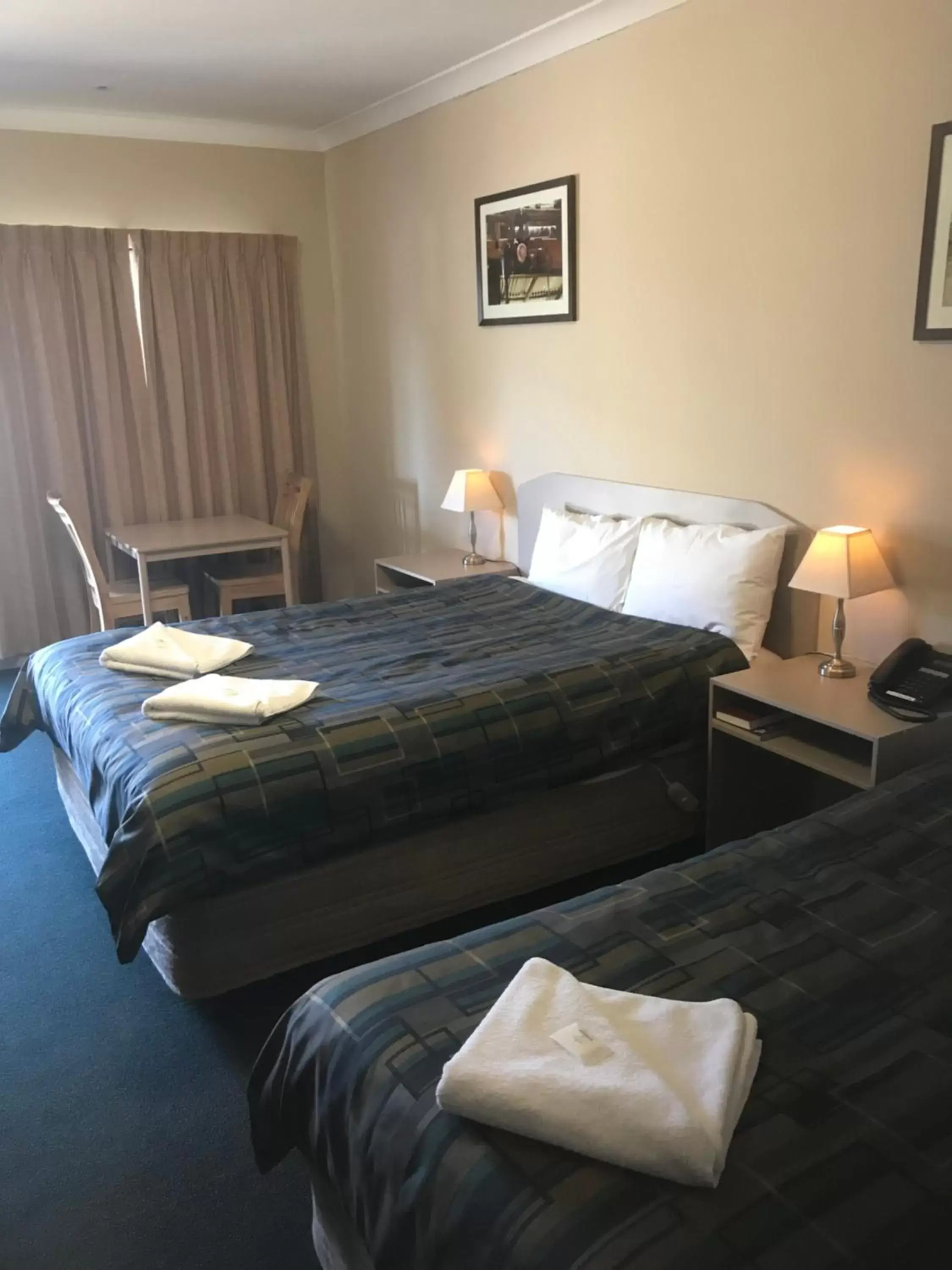 Dining area, Bed in The Bakehouse Motel