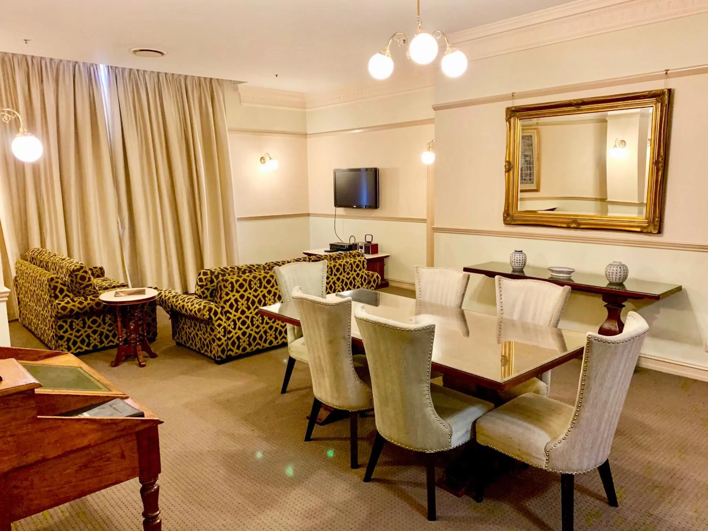 Coffee/tea facilities, Restaurant/Places to Eat in Royal Albert Hotel
