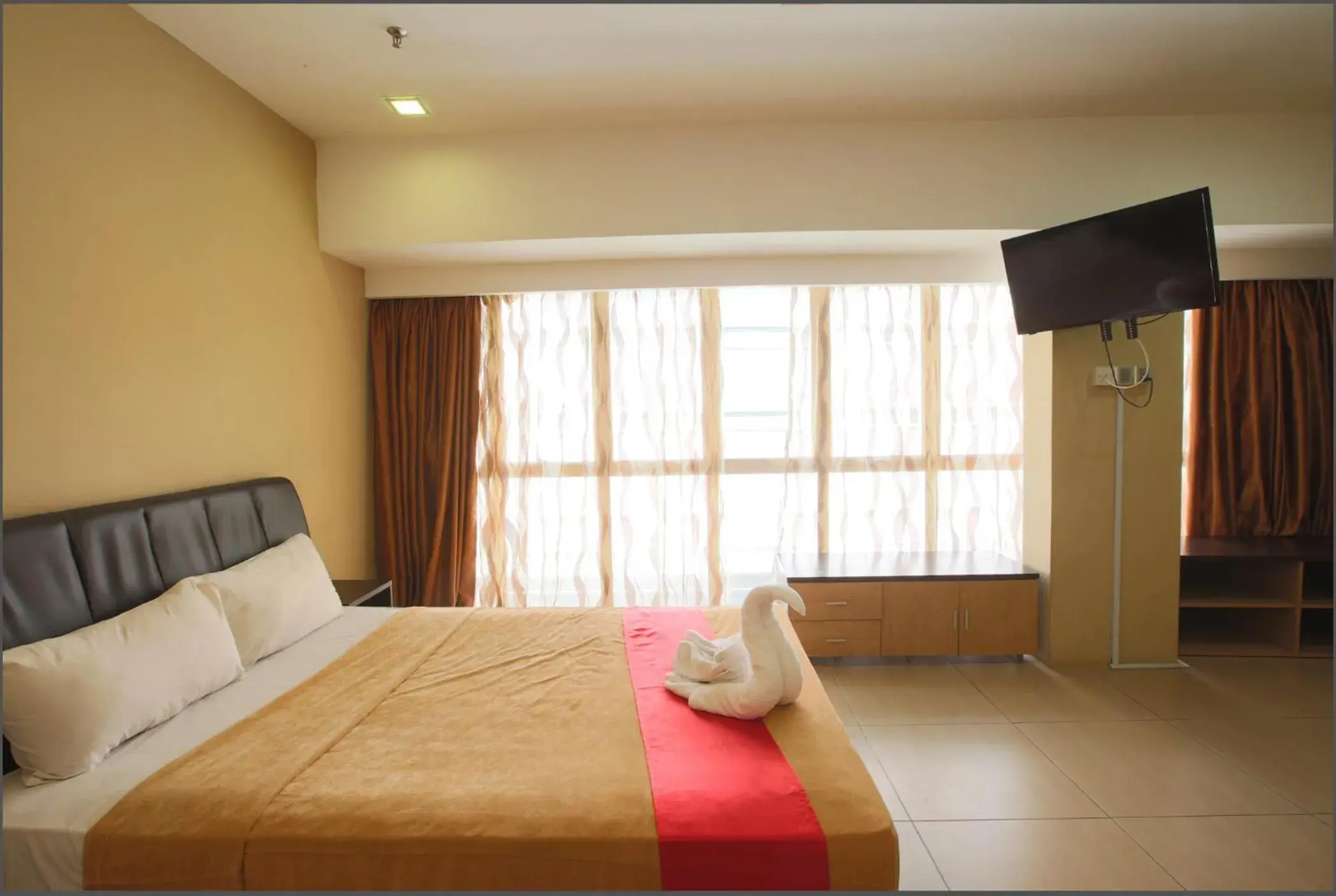Bed, TV/Entertainment Center in Sun Inns Hotel Jalan Tar