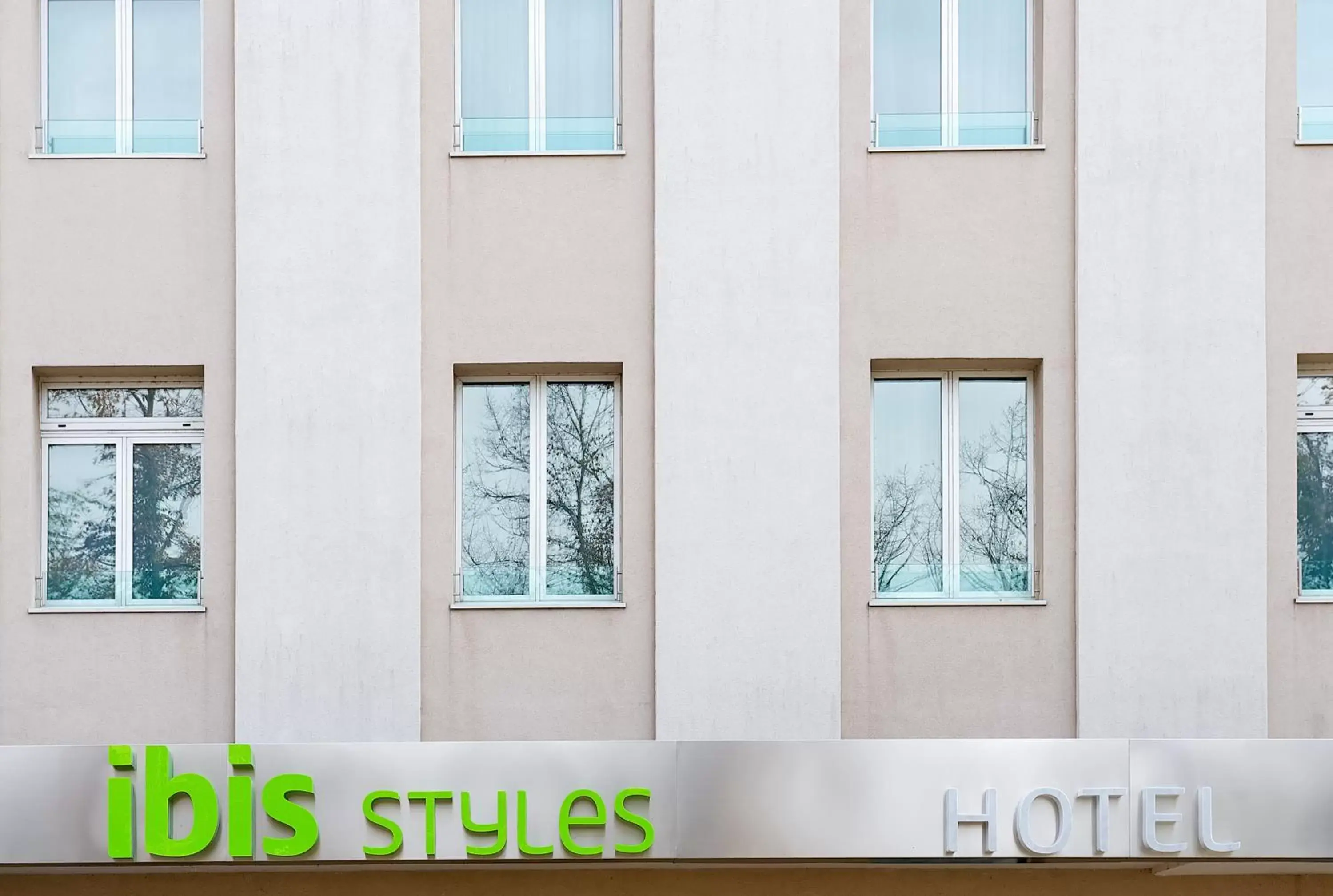 Property building, Facade/Entrance in Ibis Styles Parma Toscanini