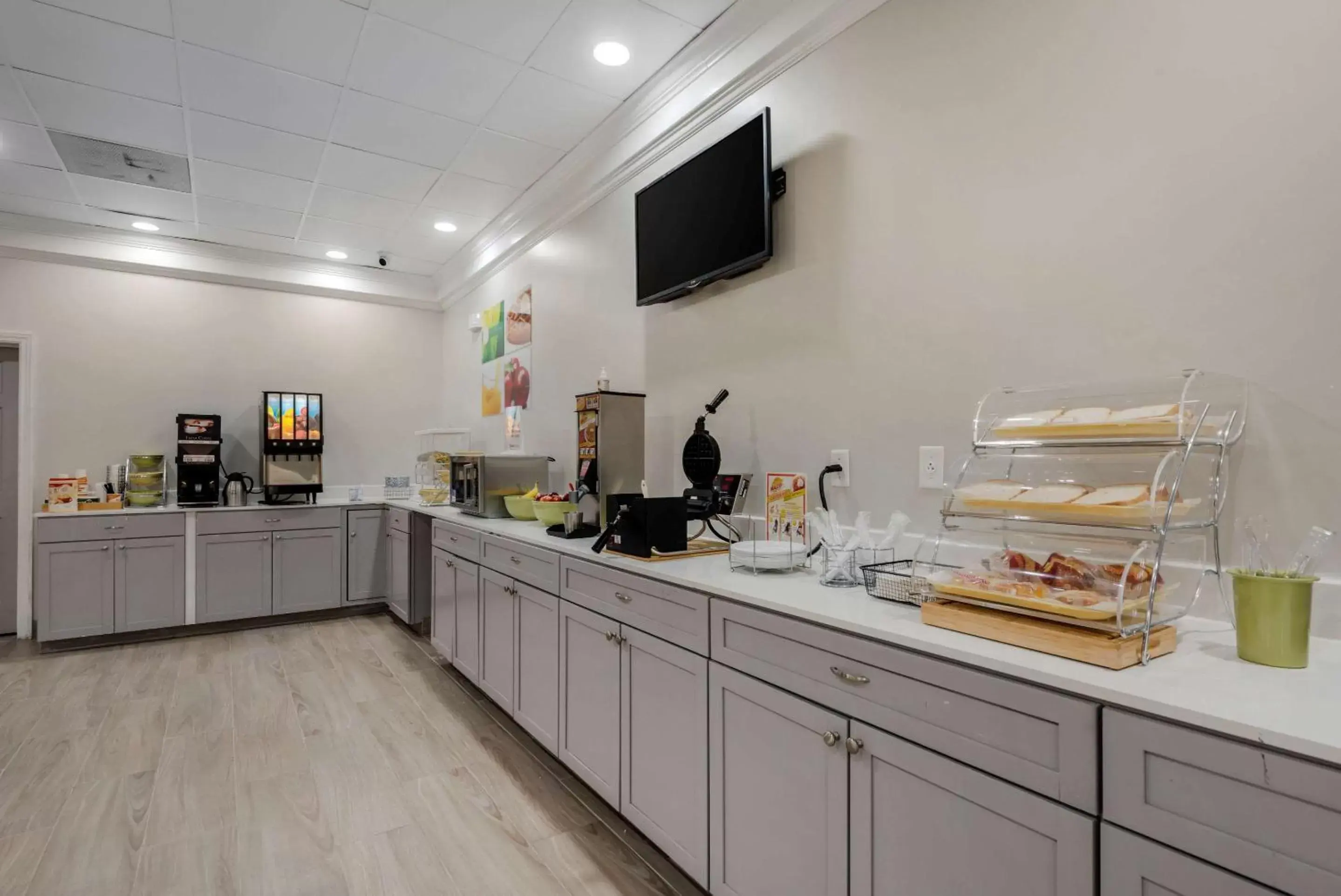 Breakfast, Food in Quality Inn & Suites New Hartford - Utica