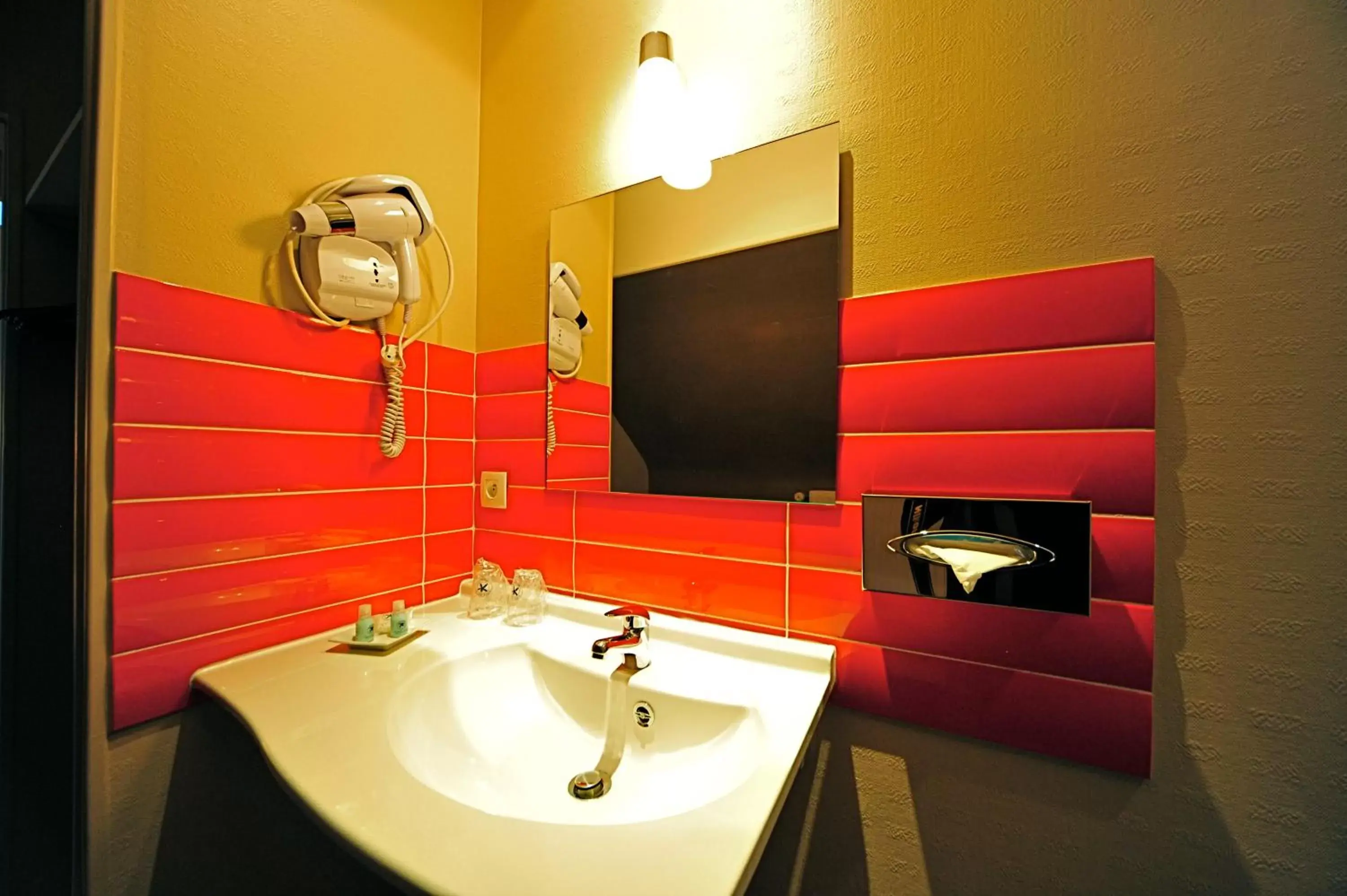 Bathroom in The Originals Access, Hôtel Bourges Gare