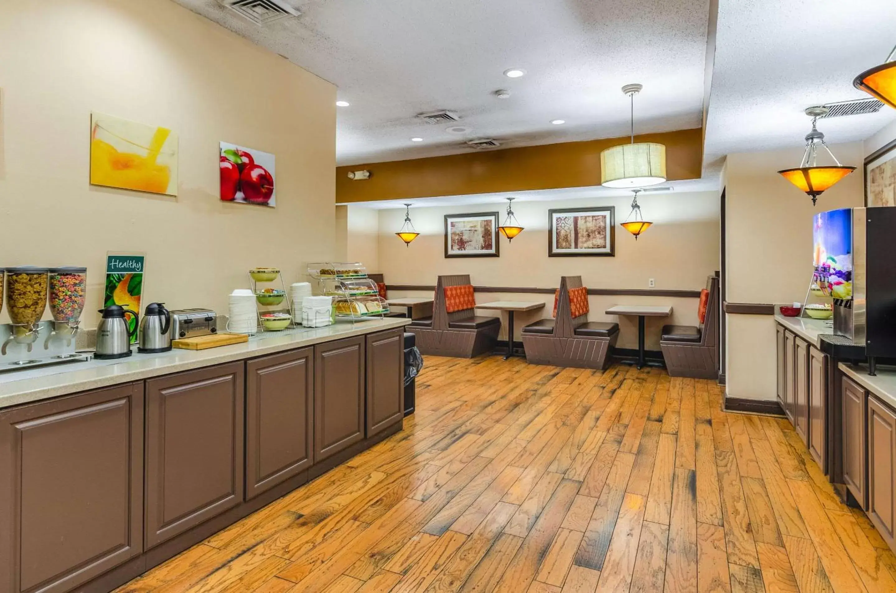 Restaurant/Places to Eat in Quality Inn Radford-West Blacksburg I-81