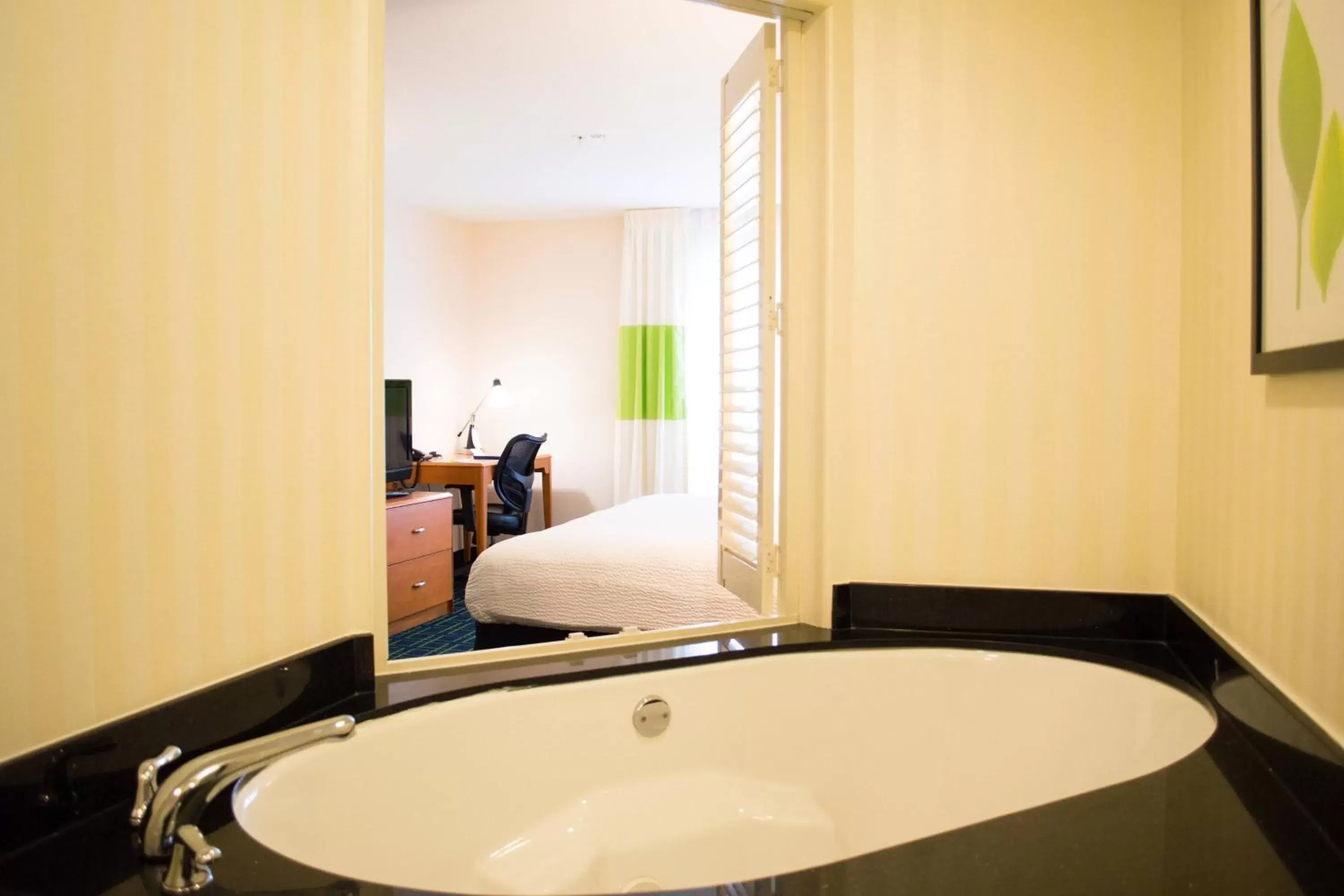 Swimming pool, Bathroom in Fairfield Inn & Suites by Marriott San Antonio North/Stone Oak