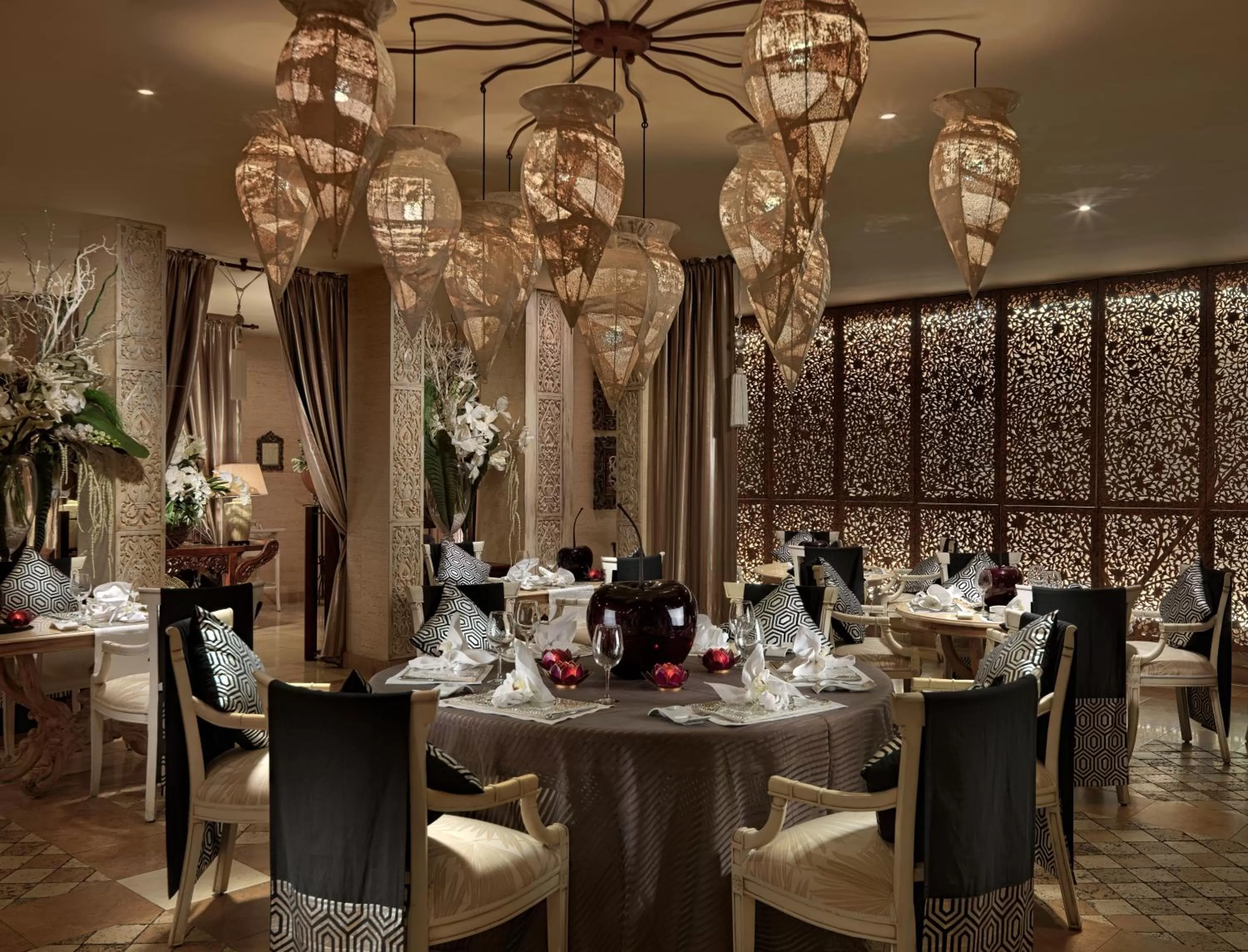 Restaurant/places to eat in Royal Garden Villas, Luxury Hotel