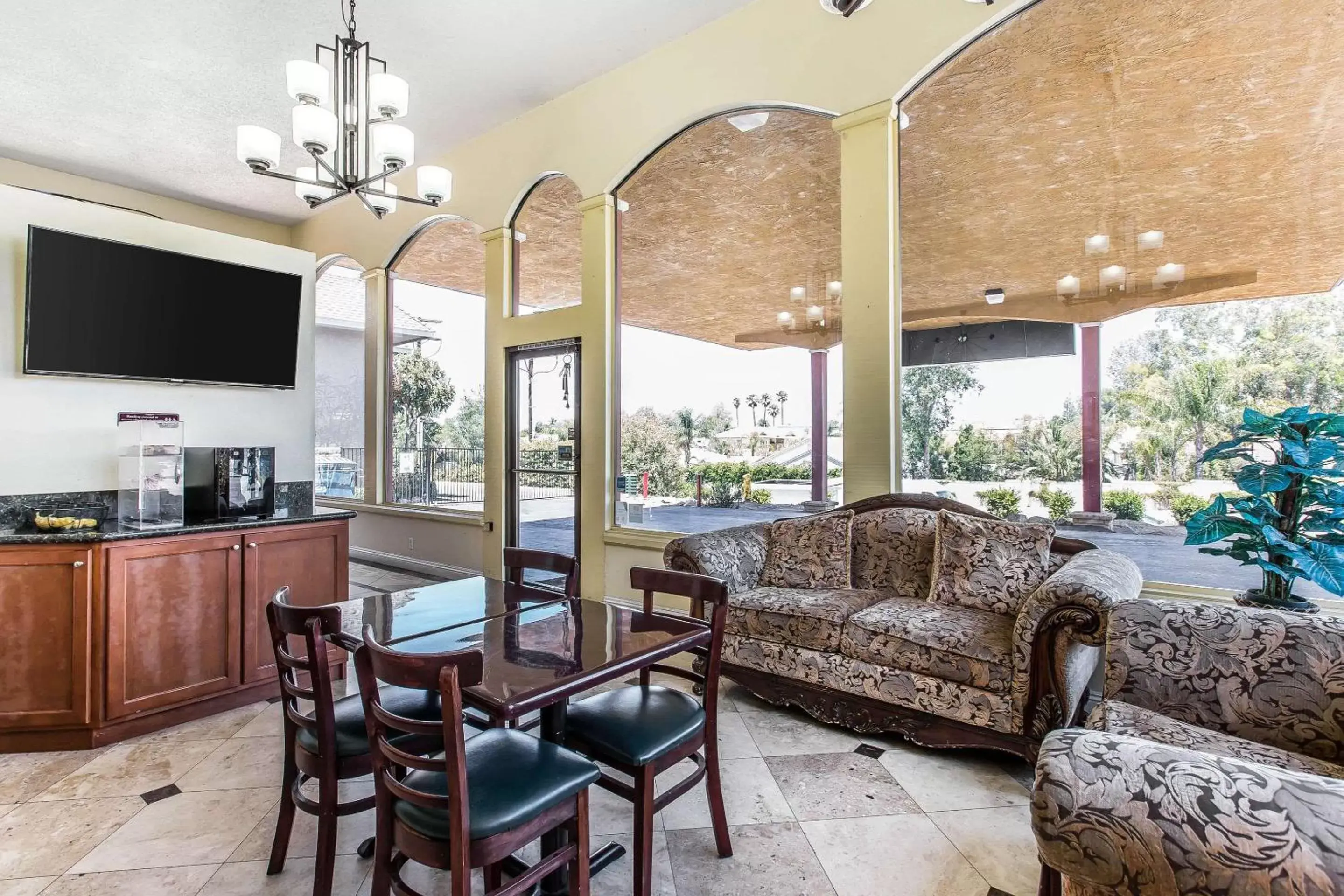 Lobby or reception, Seating Area in Rodeway Inn & Suites Canyon Lake-Menifee West