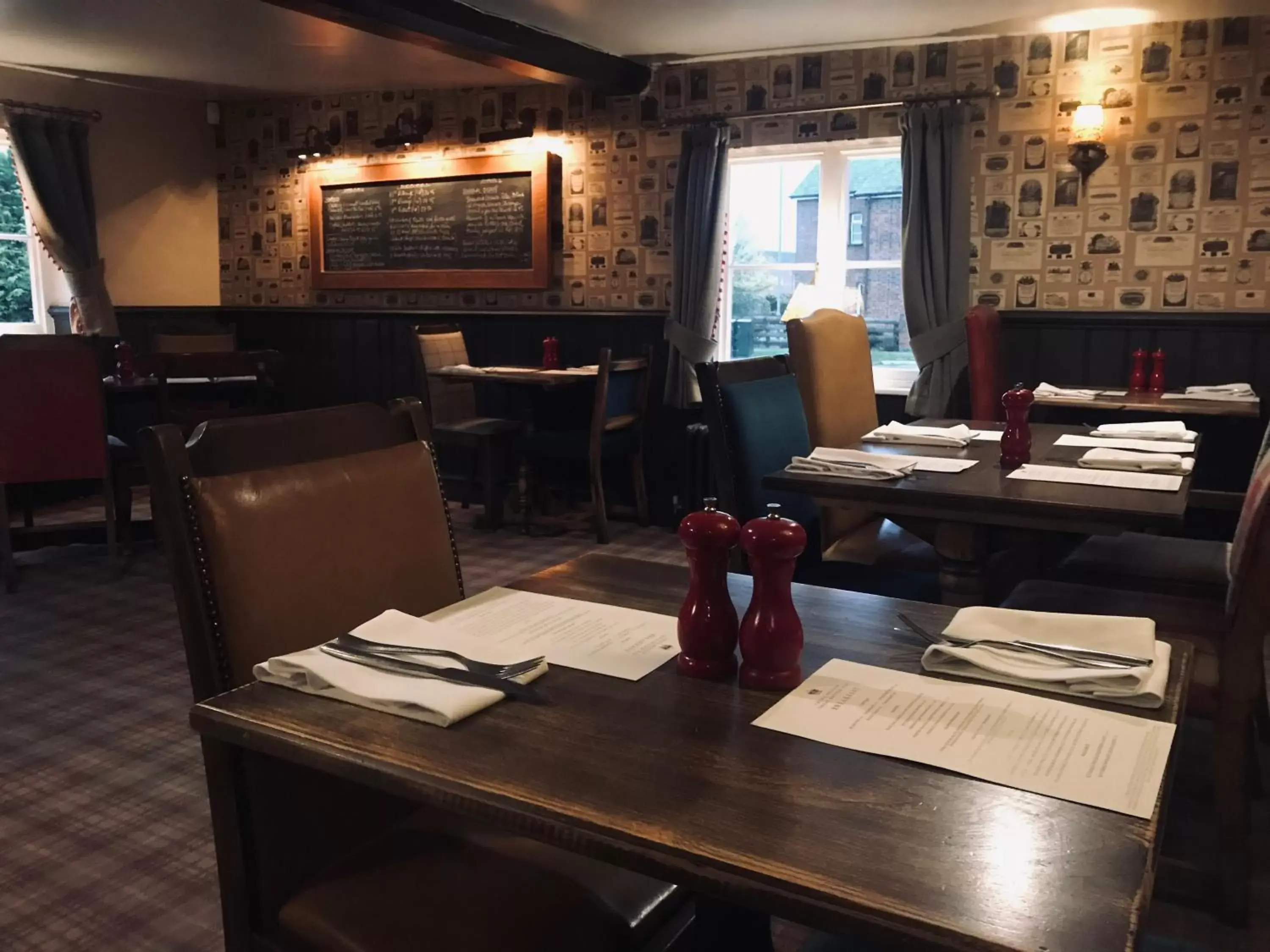 Restaurant/Places to Eat in The Crown Pub, Dining & Rooms