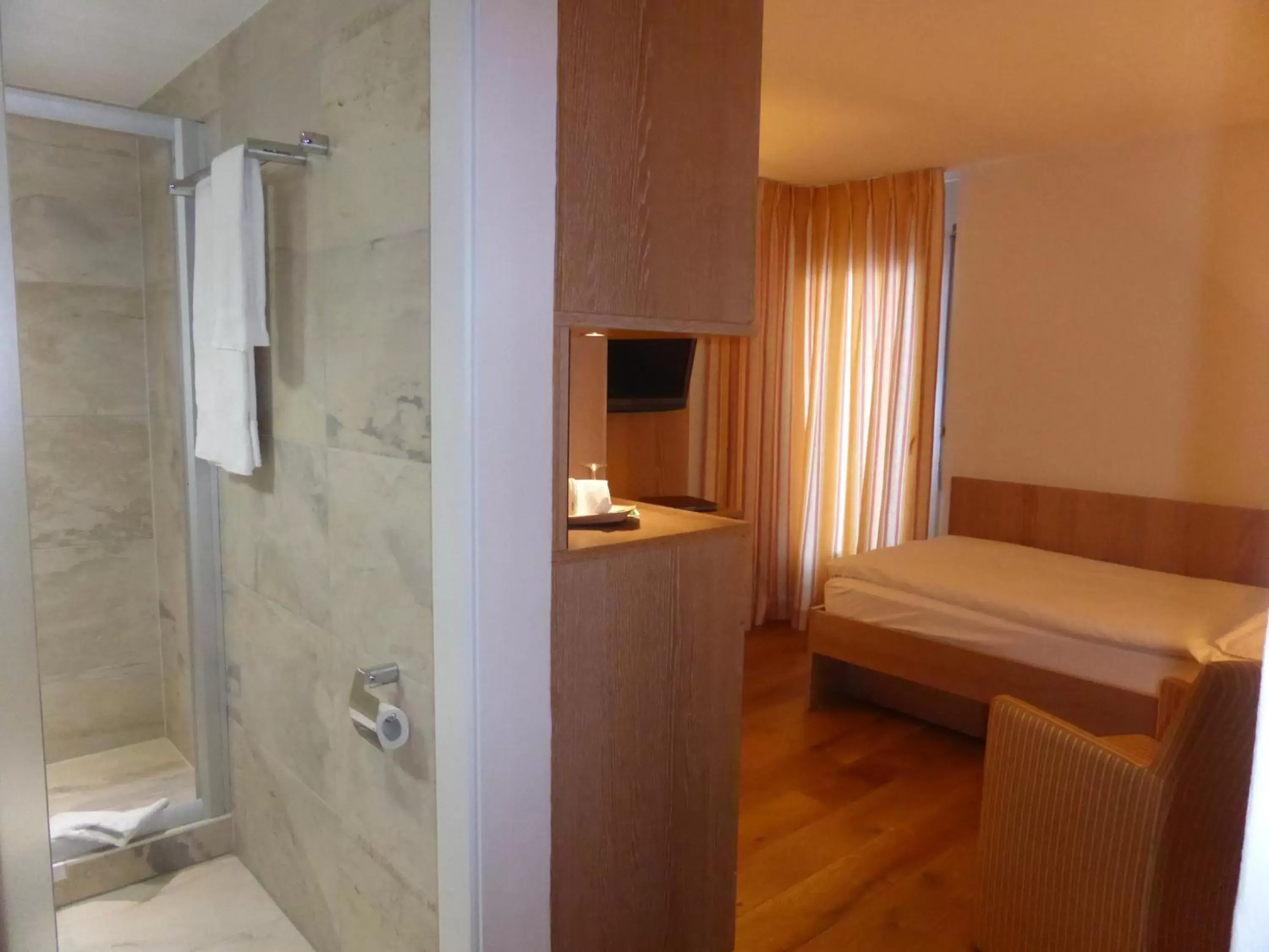 Economy Single Room in Hotel Helvetia Intergolf