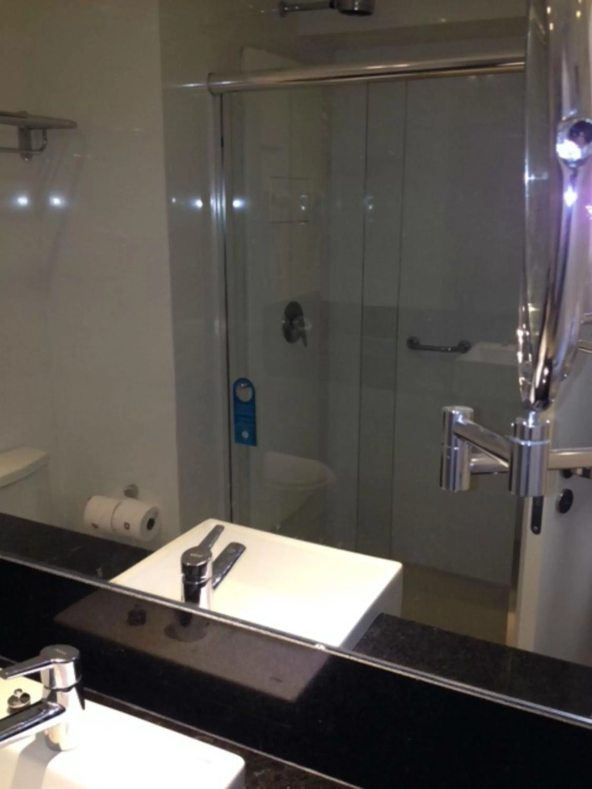 Bathroom in Hotel Beaga Convention Expominas by MHB