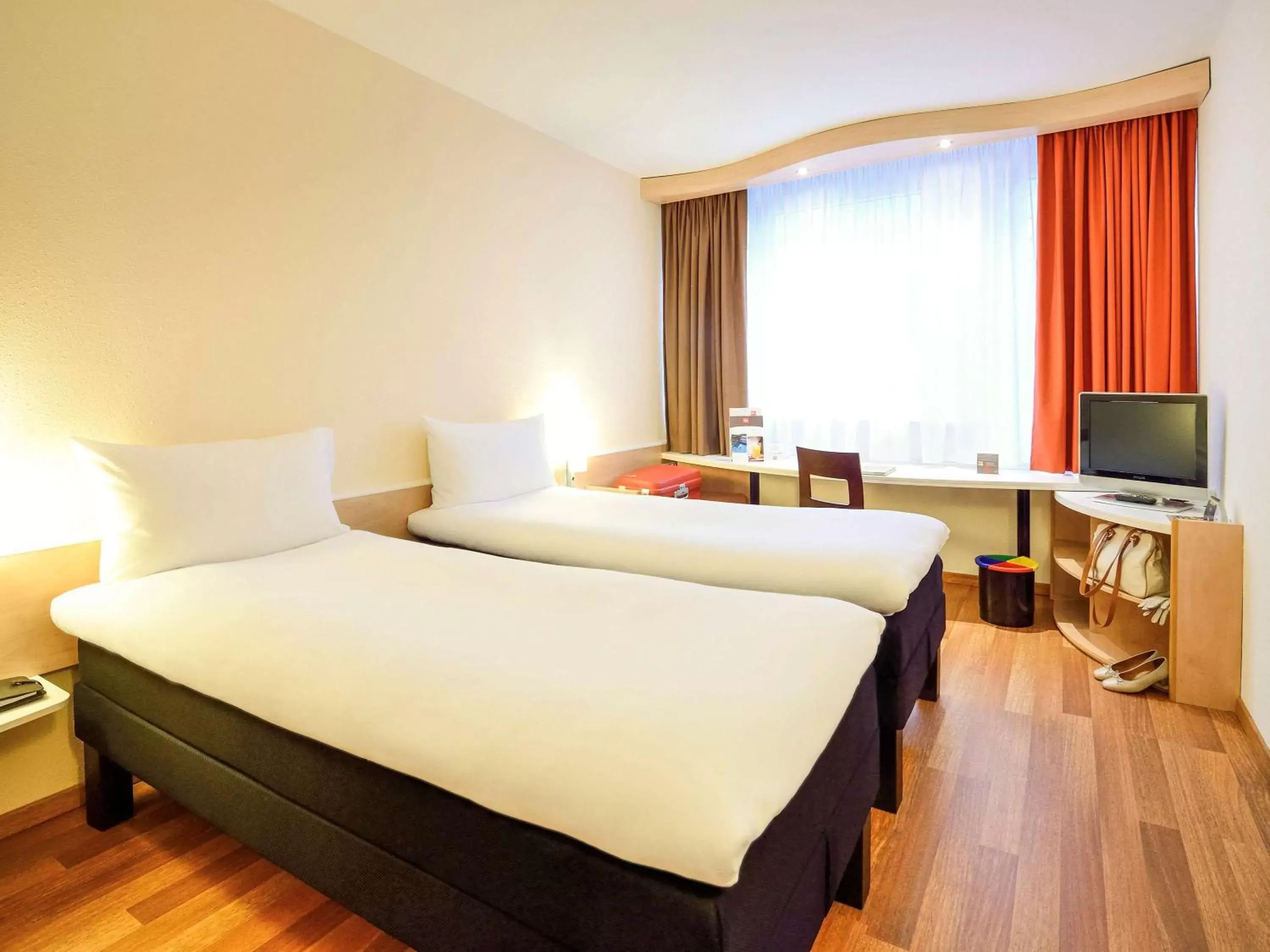 Photo of the whole room, Bed in Ibis Budapest City