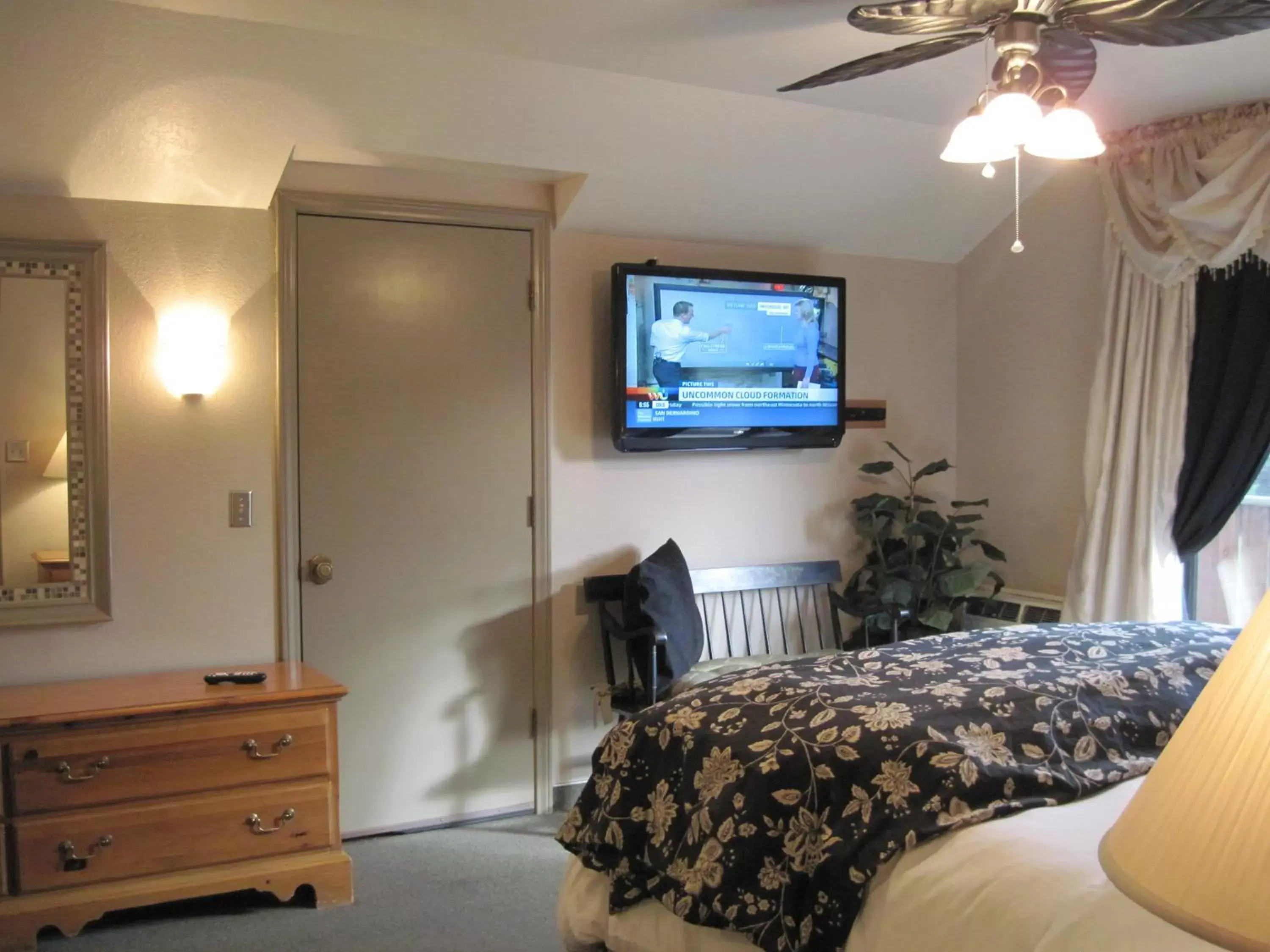 Bedroom, TV/Entertainment Center in The North Shore Inn