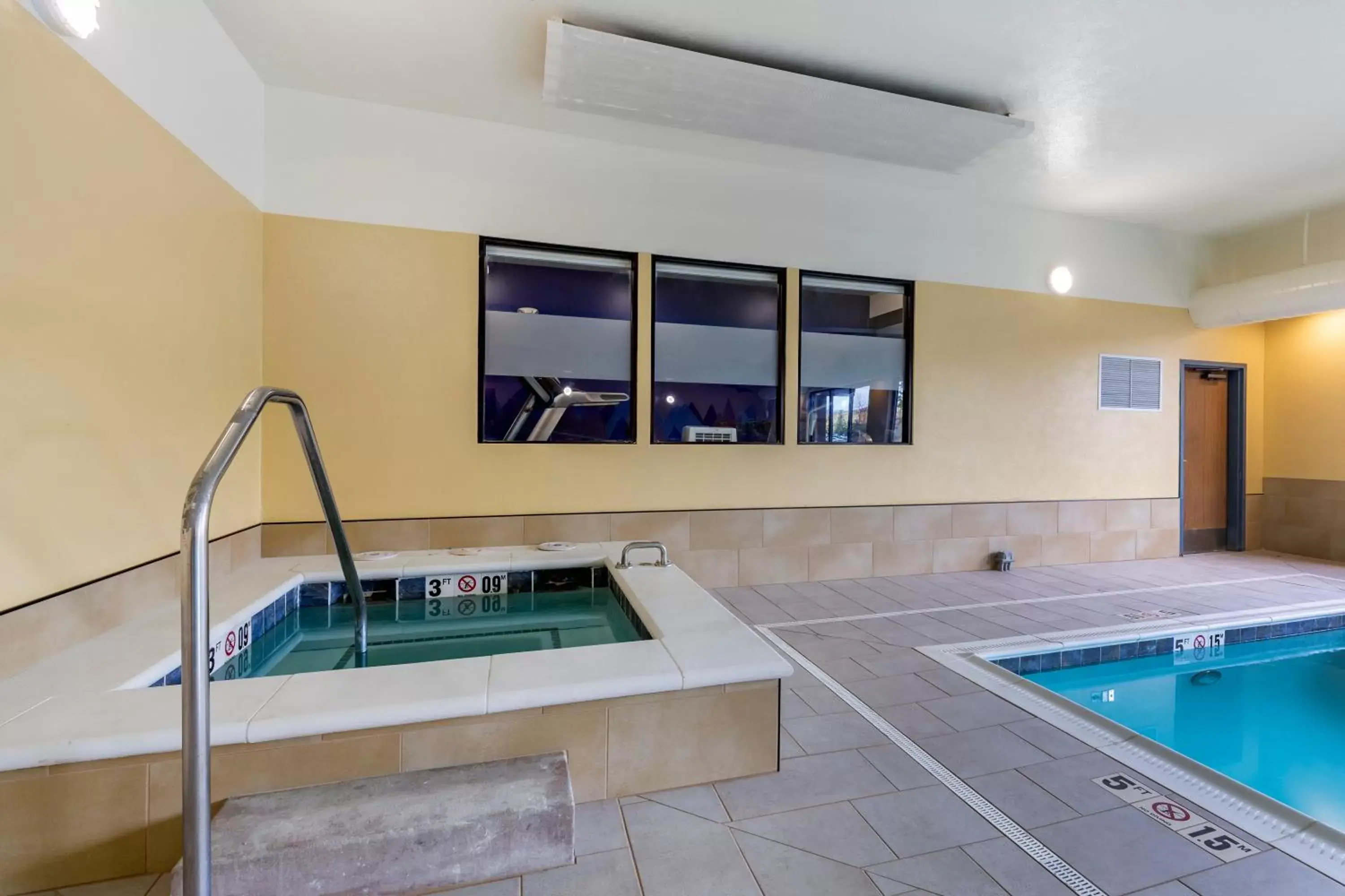 Swimming Pool in Comfort Inn