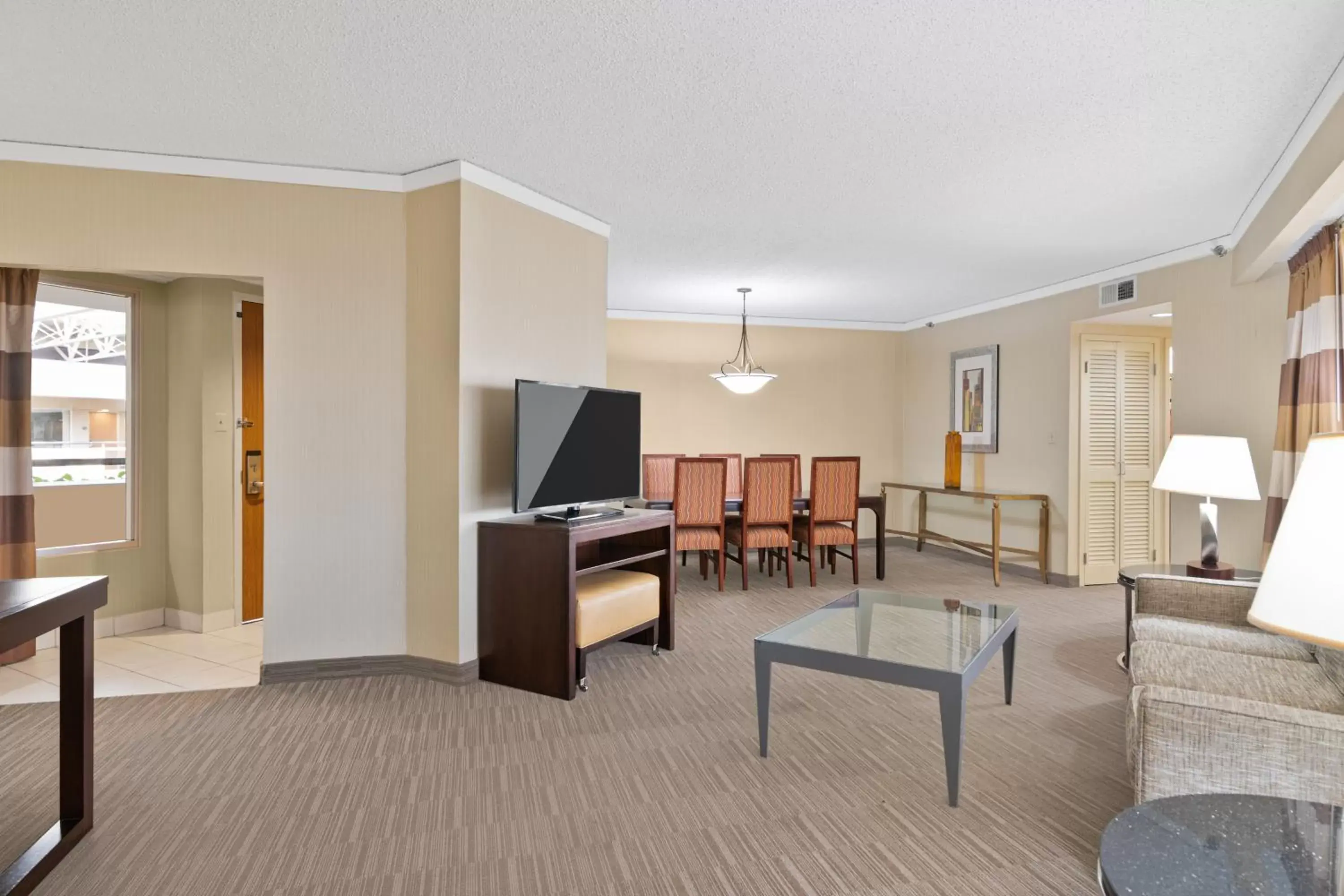 Living room, Seating Area in Harmony Suites Secaucus Meadowlands