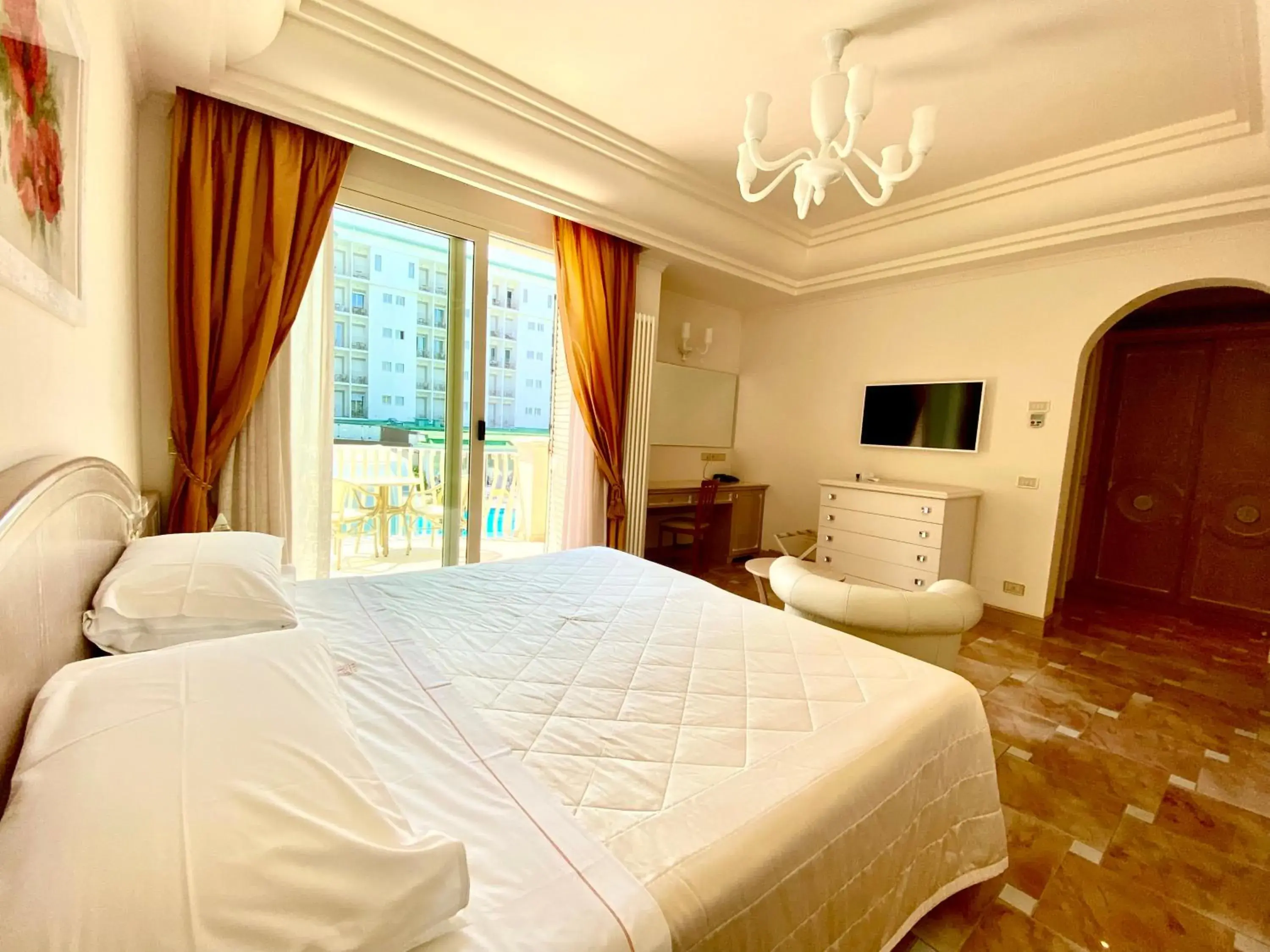 Shower, Bed in Hotel Aurelia