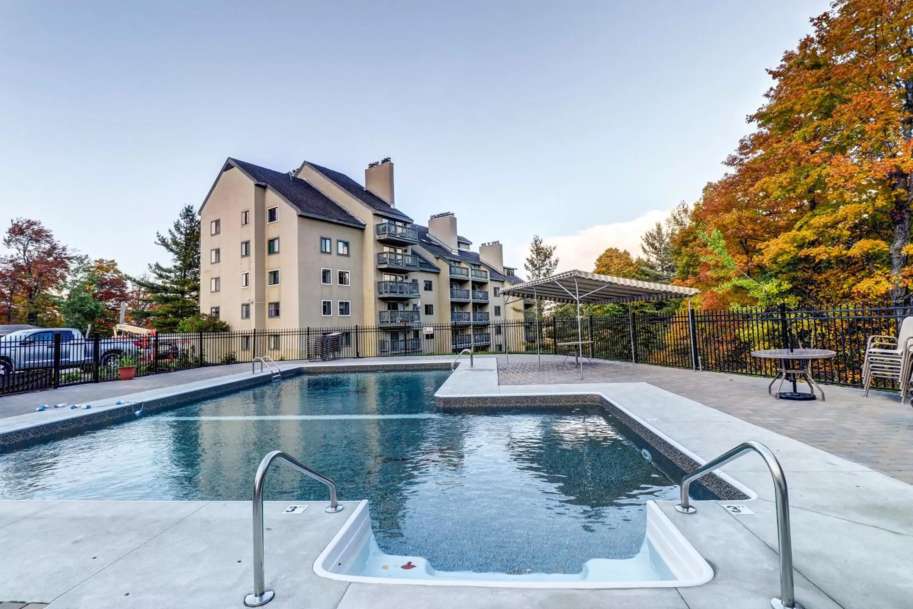 Swimming Pool in Mountain Green, Unit 3B16