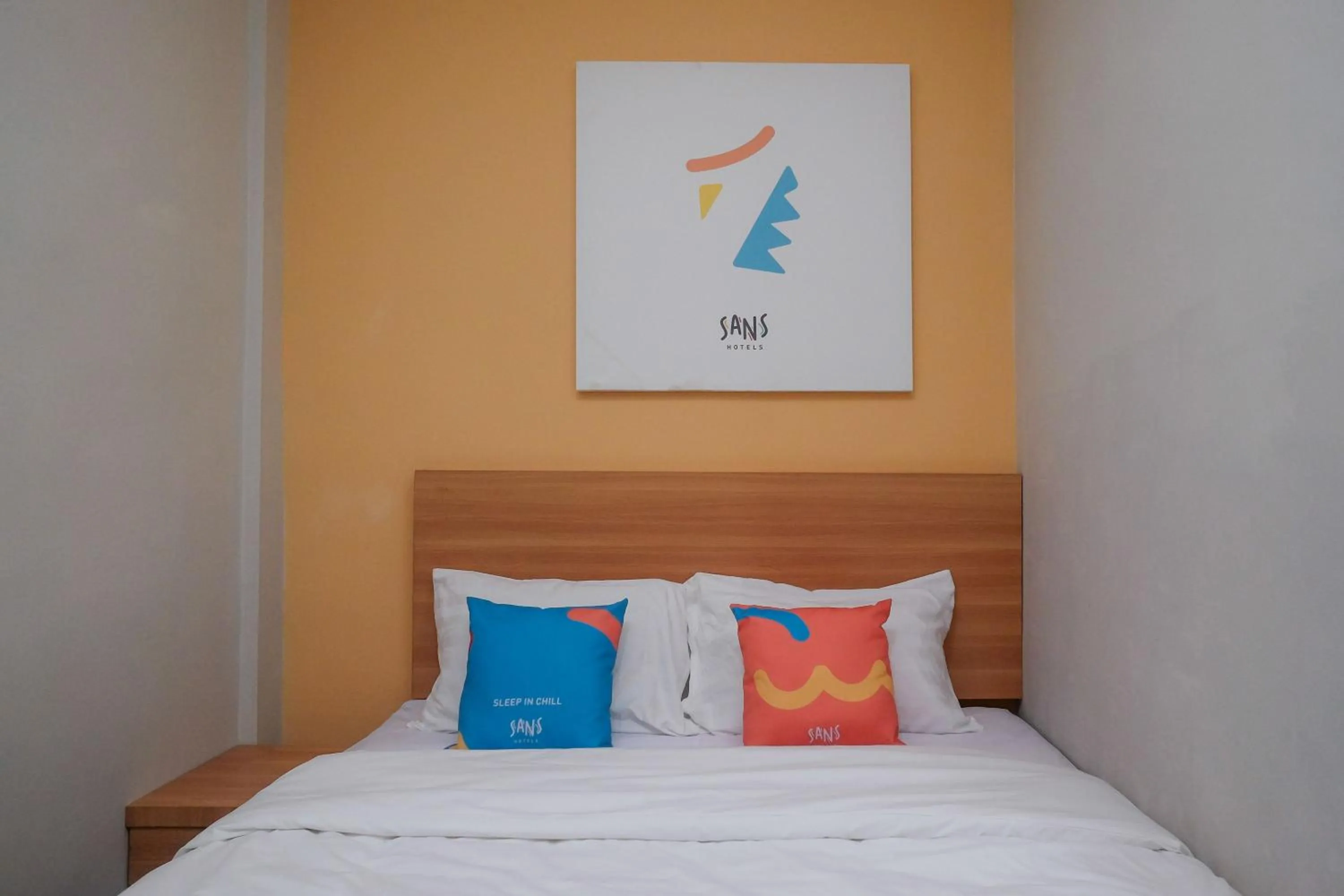 Bedroom in Sans Hotel Tiga Putri Semarang by RedDoorz