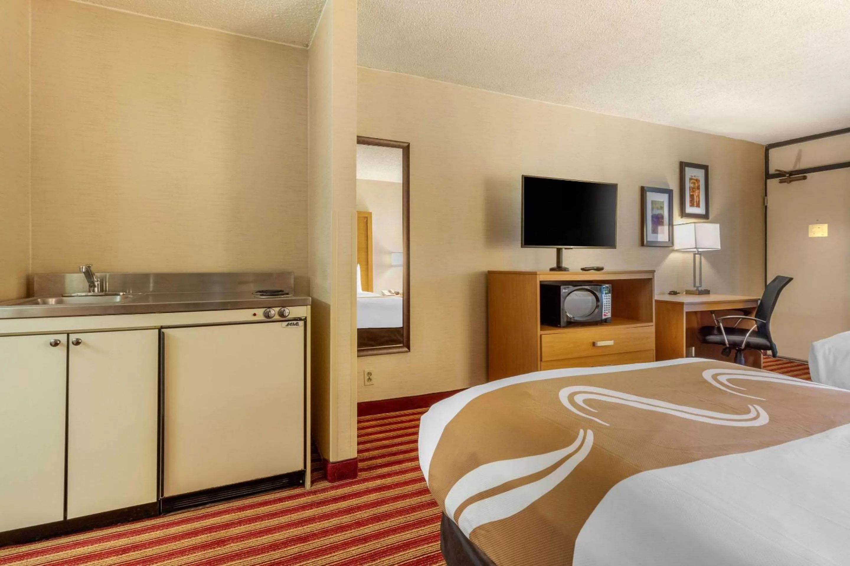 Photo of the whole room, Bed in Quality Inn Exit 4