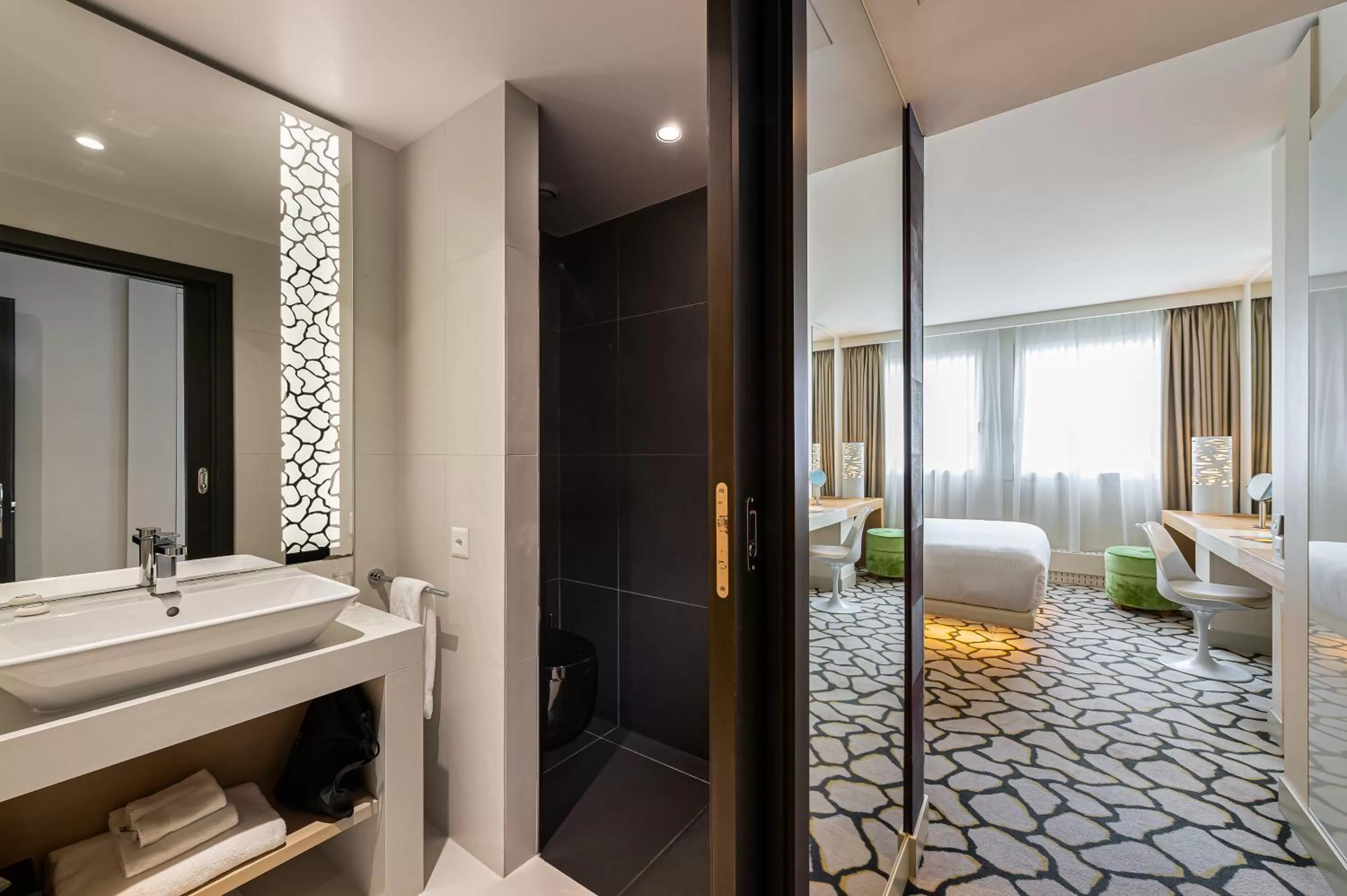 Bathroom, Bed in N’vY Manotel