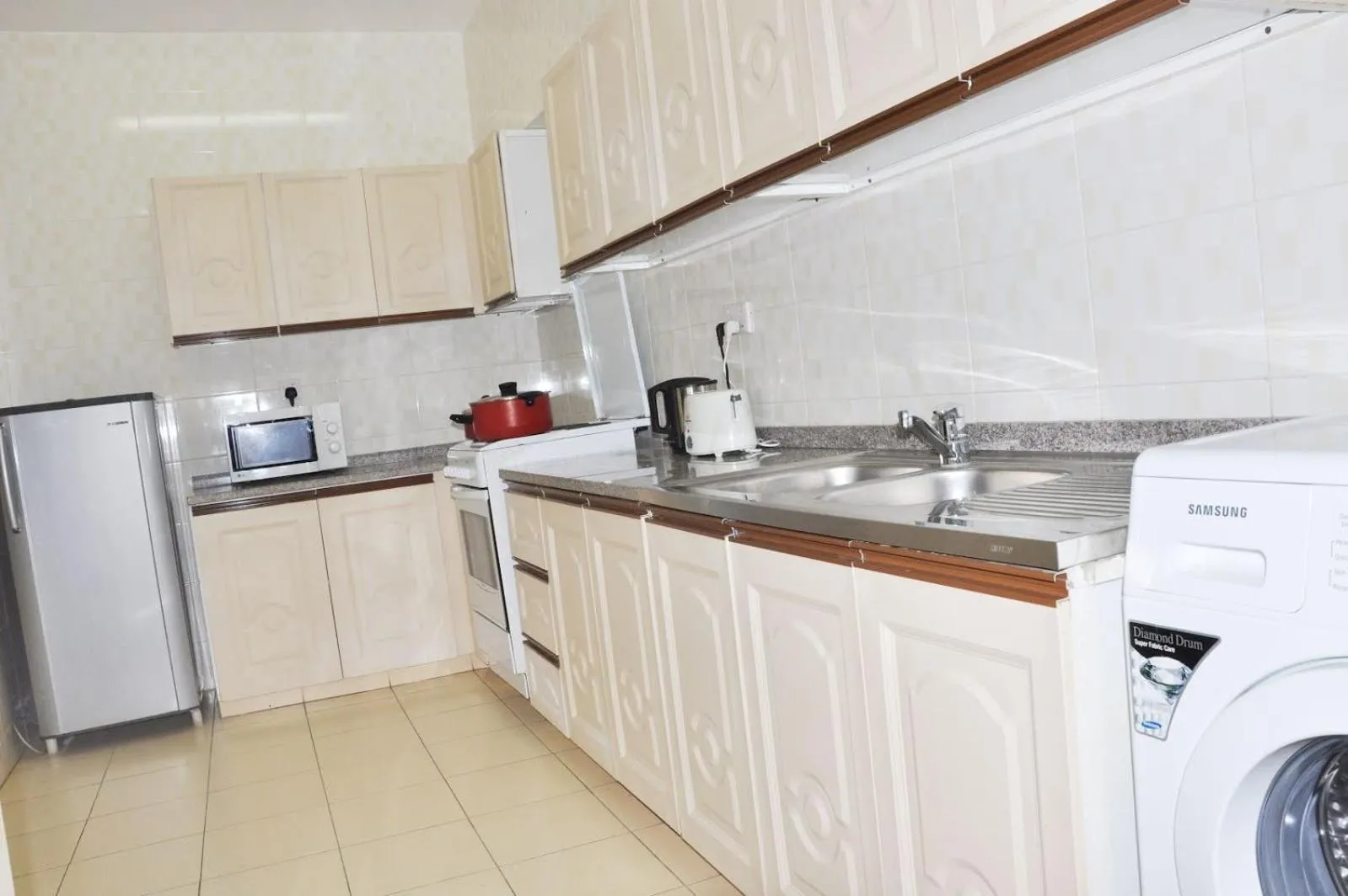 Kitchen or kitchenette in Safeer Plaza Hotel