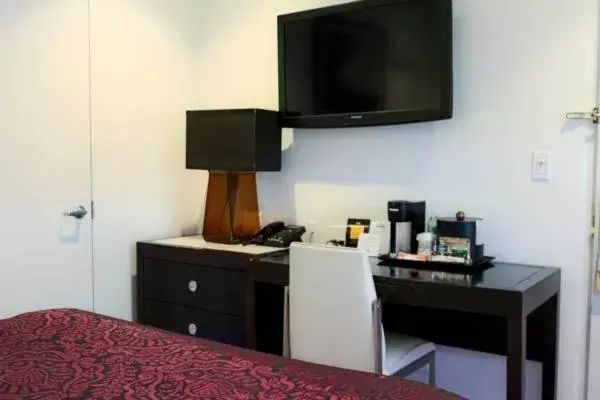 TV and multimedia, TV/Entertainment Center in Night Hotel Broadway