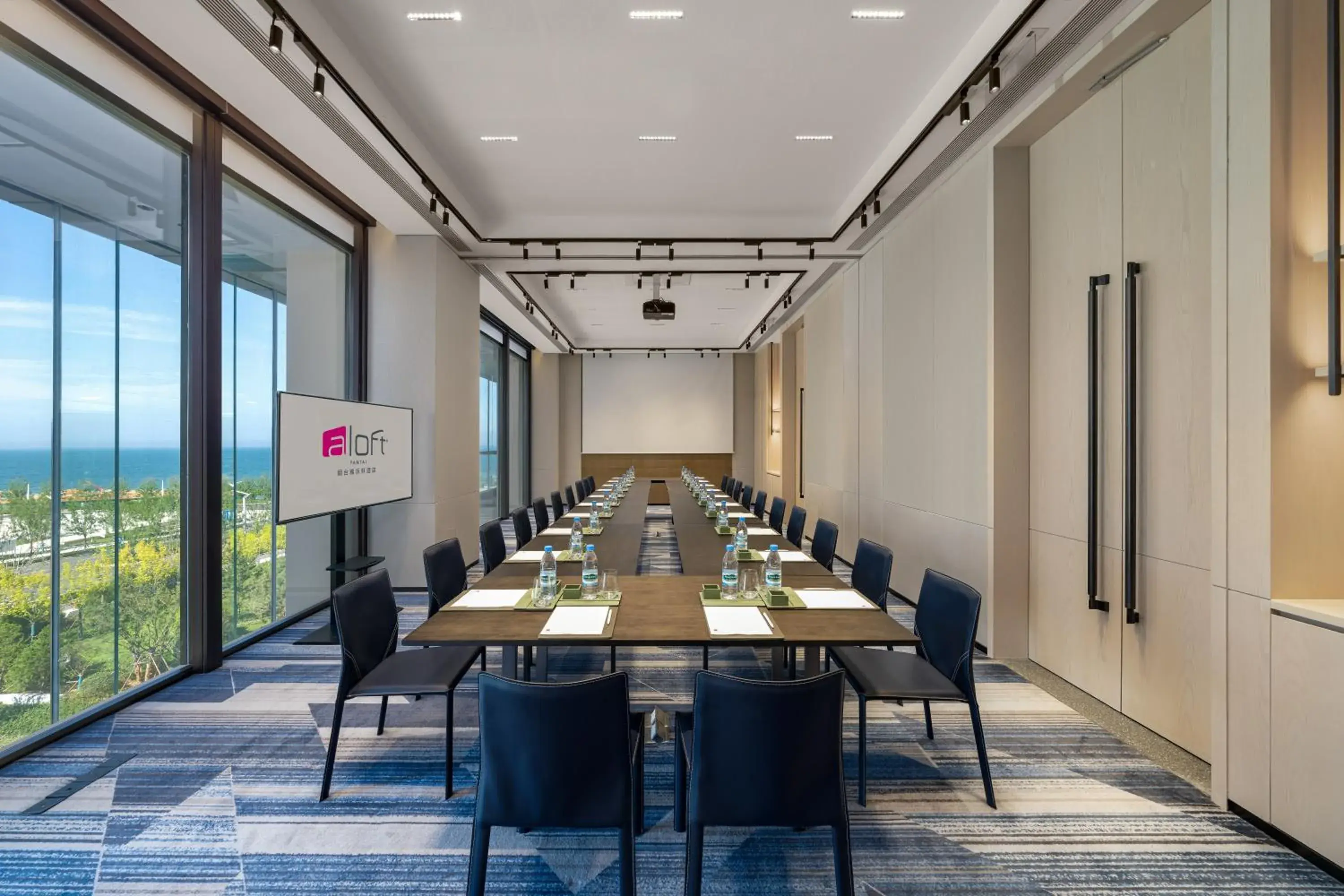 Meeting/conference room in Aloft Yantai